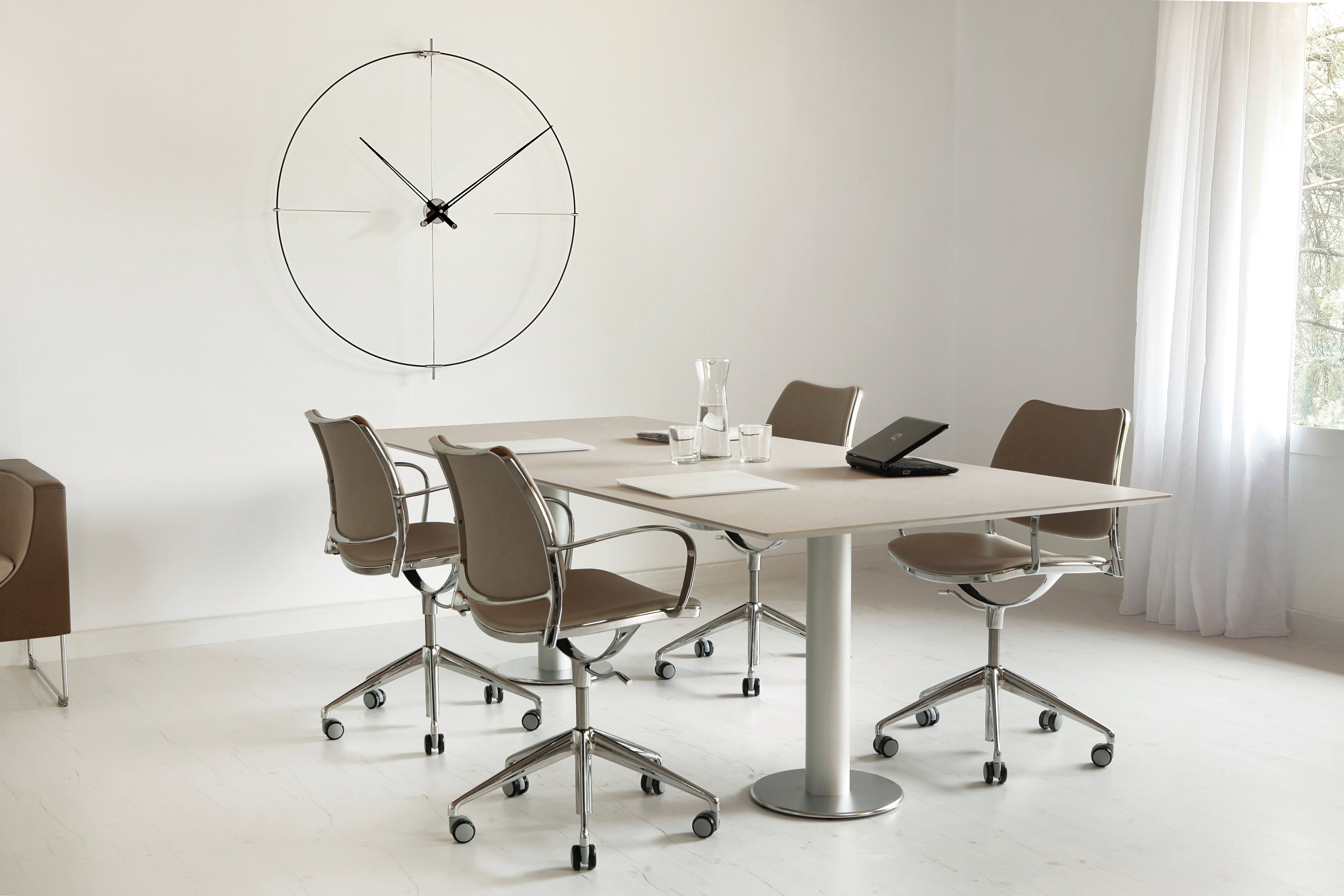 Zegar ścienny BILBAO czarne drewno orzechowe z czarnym i chromem