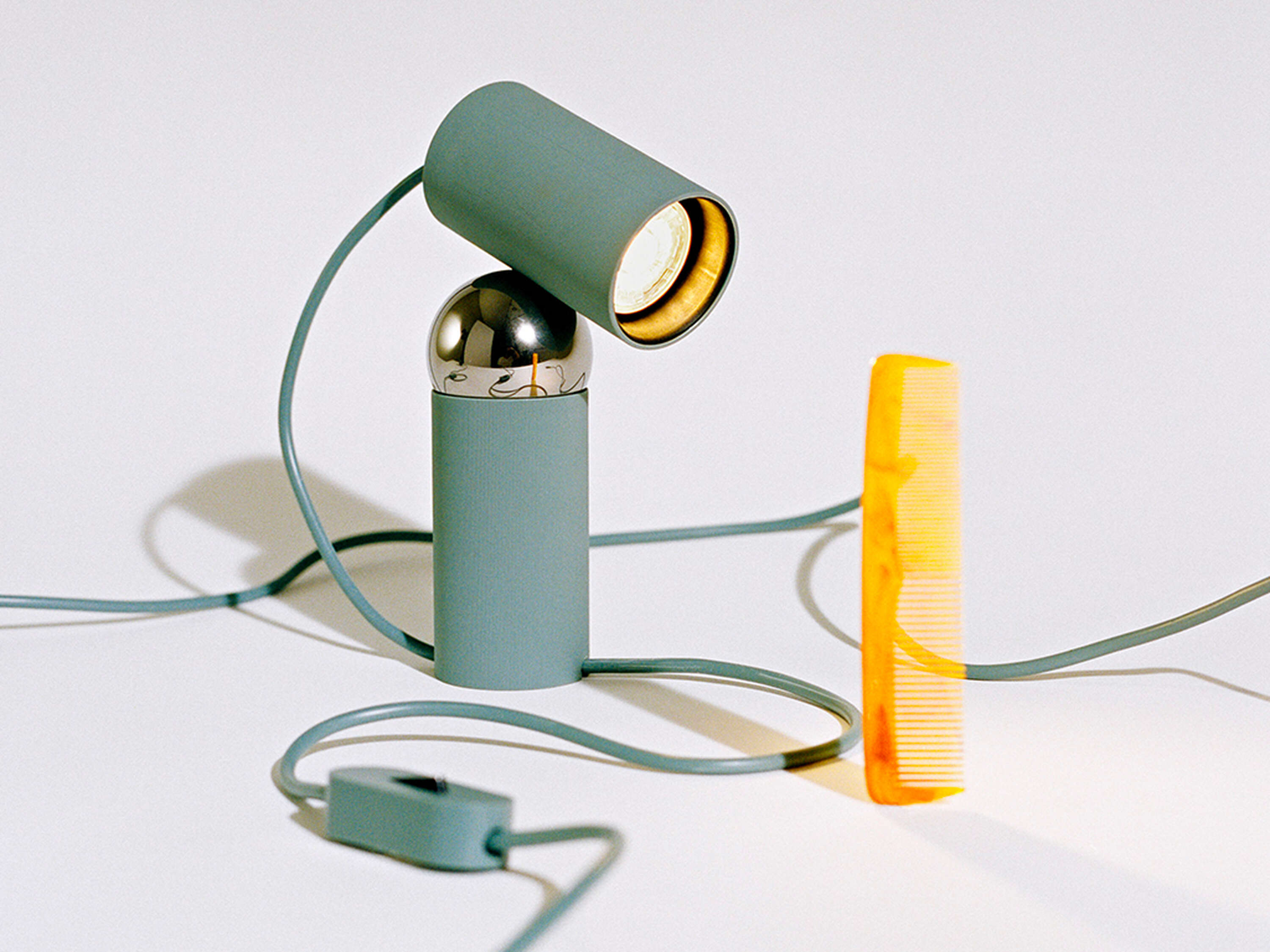 Lampa stołowa BILBOQUET szałwiowy