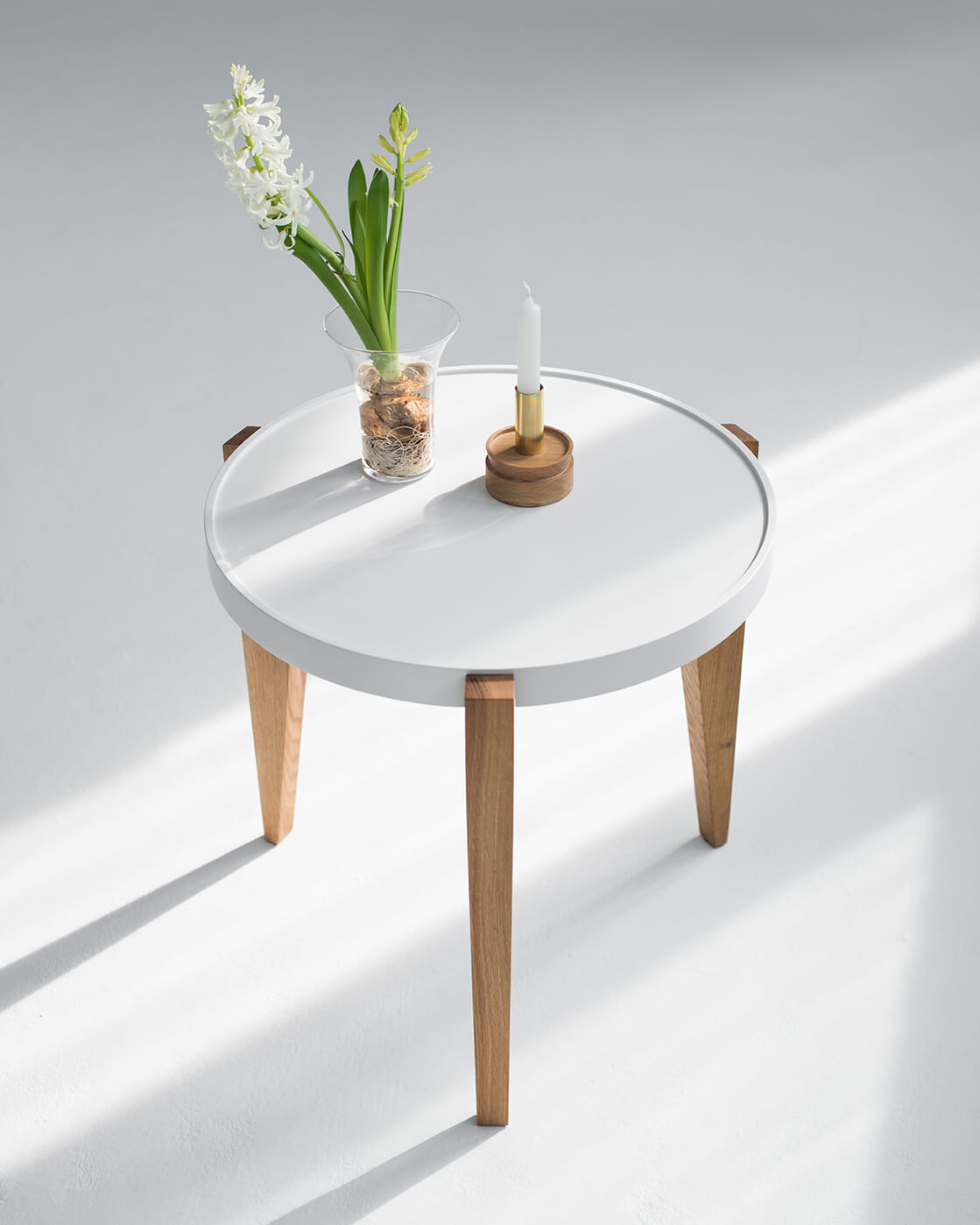 Tisch BONTRI mit weißer Platte und Holzgestell