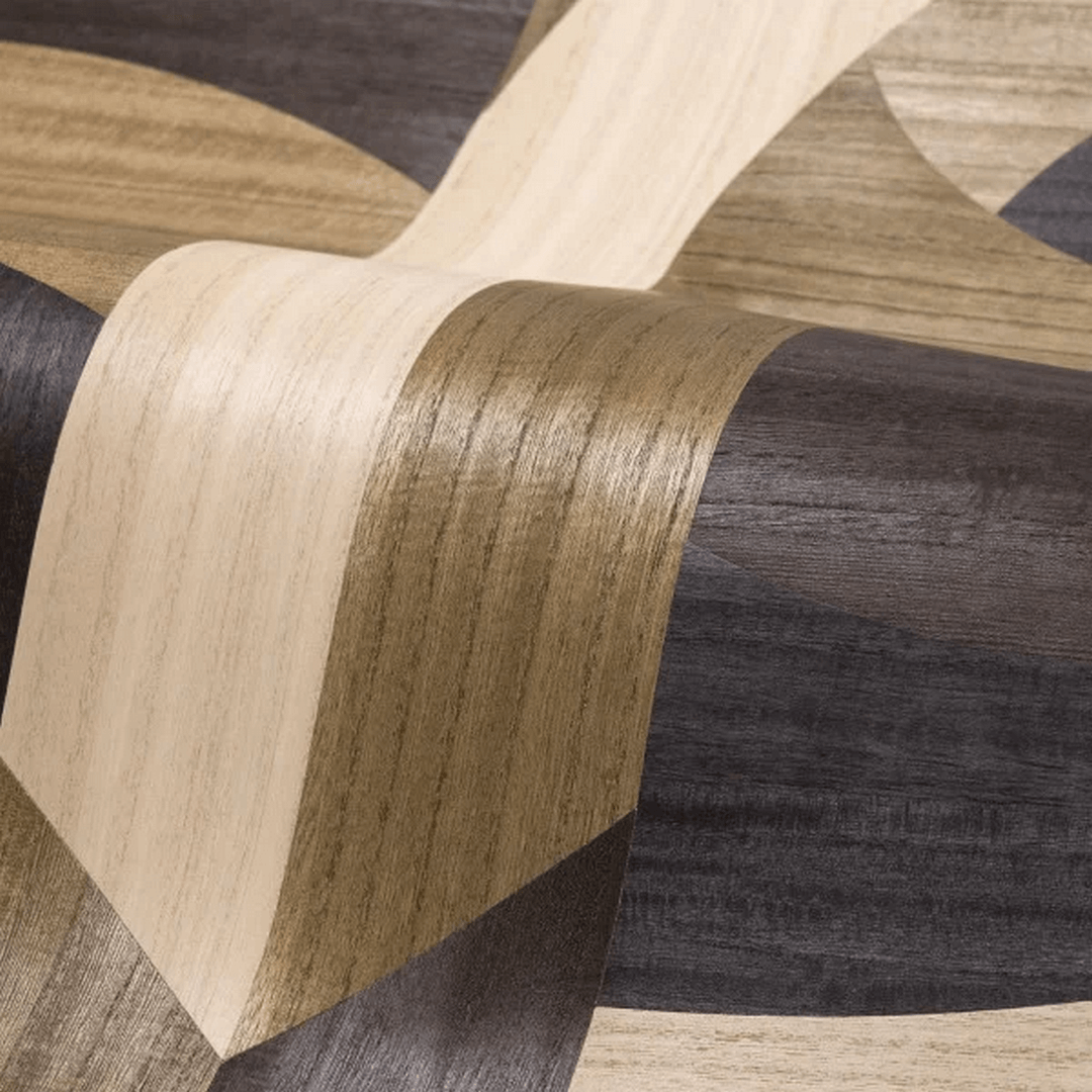 Tapeta fornirowana ze wzorem geometrycznym art deco TRAVERSÉE - CARBONE CHÊNE karbonowany dąb