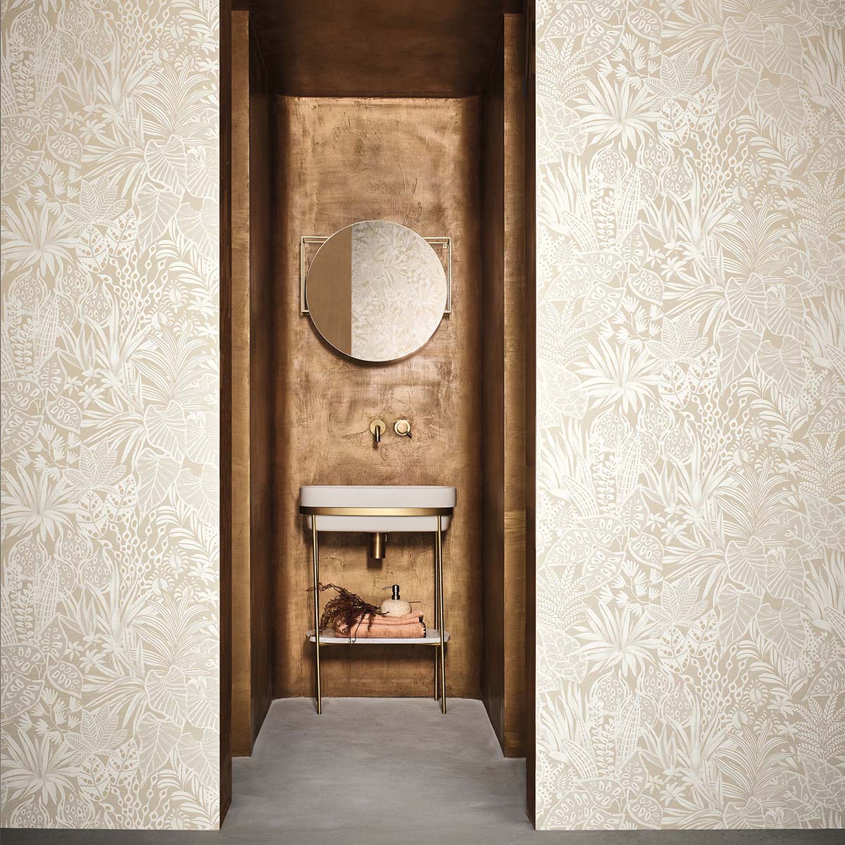 Structural wallpaper with a plant motif of MADHUCA leaves - SABLE sand