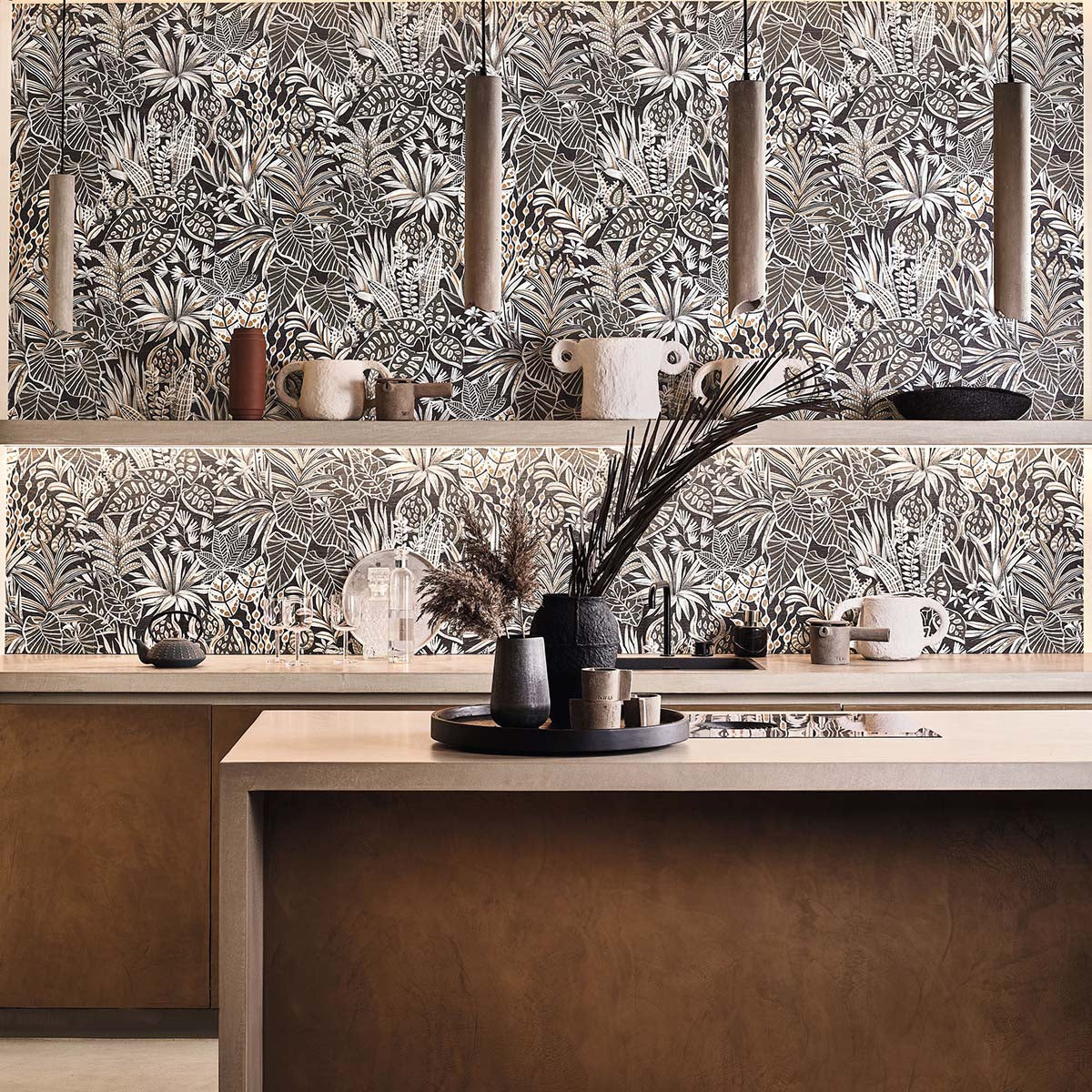 Structural wallpaper with a plant motif of MADHUCA leaves - NOIR black with gold