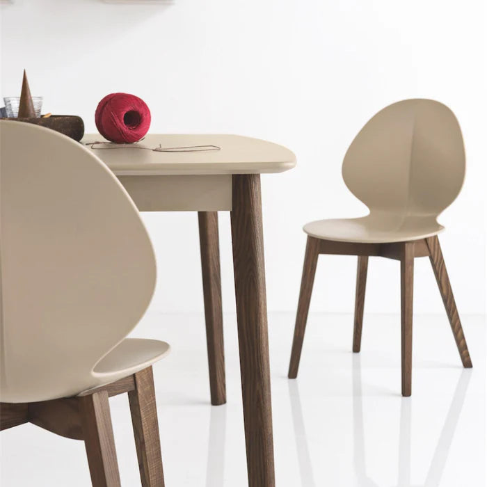 Stuhl BASIL mit braunem Sitz und schwarzem Holzgestell
