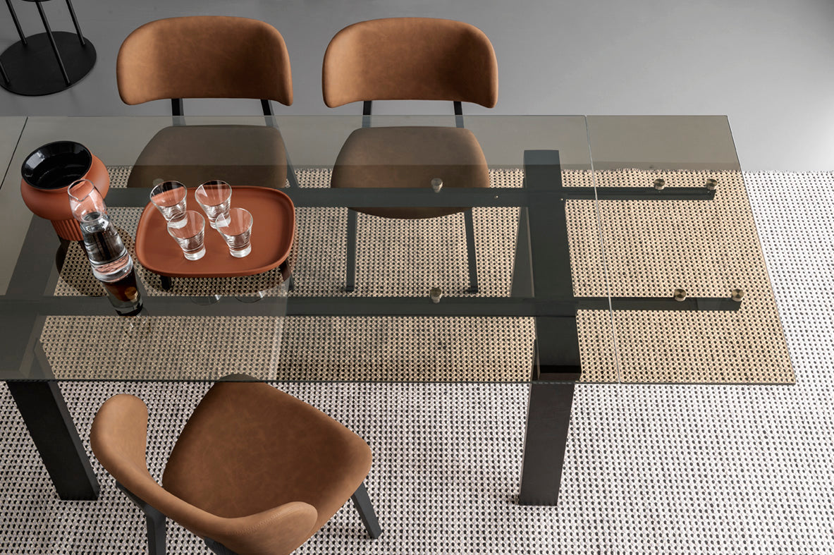 Krzesło CLAIRE taupe z czarną drewnianą podstawą