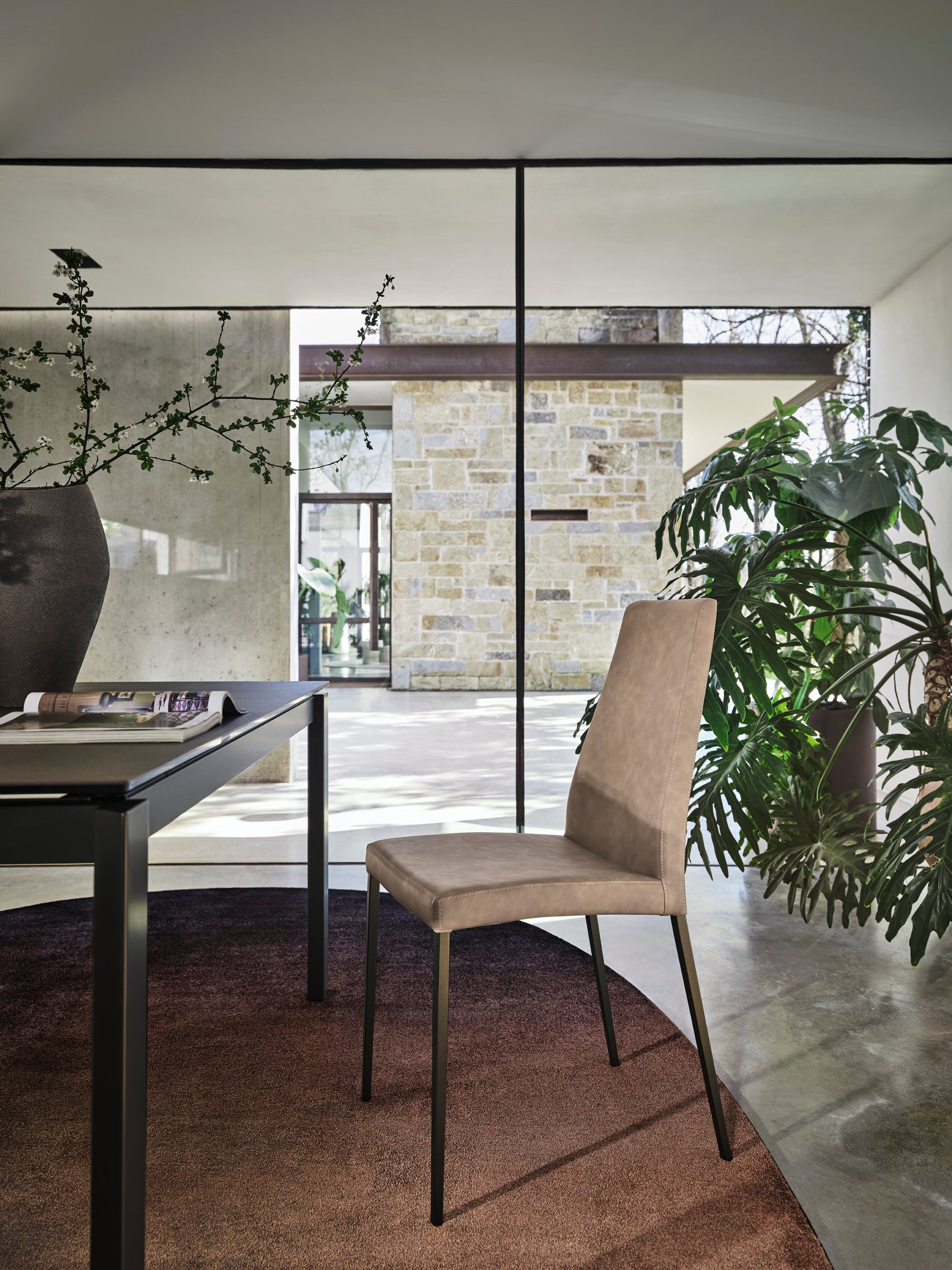 Krzesło AIDA tapicerowane z szarą podstawą