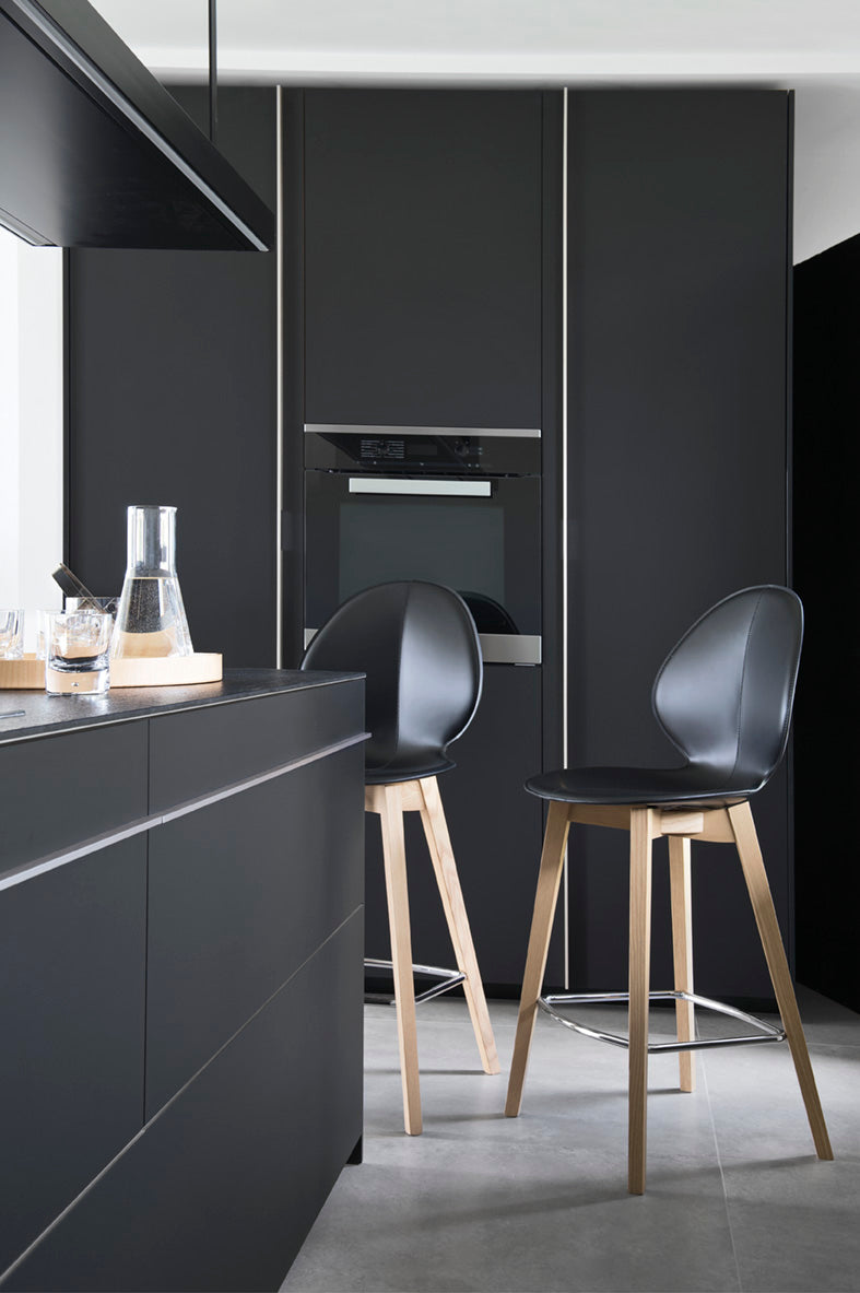 Barhocker BASIL mit grauem Sitz und heller Holzunterlage