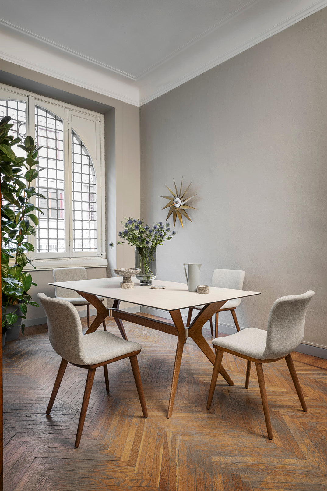 Krzesło ANNIE tapicerowane z orzechową podstawą