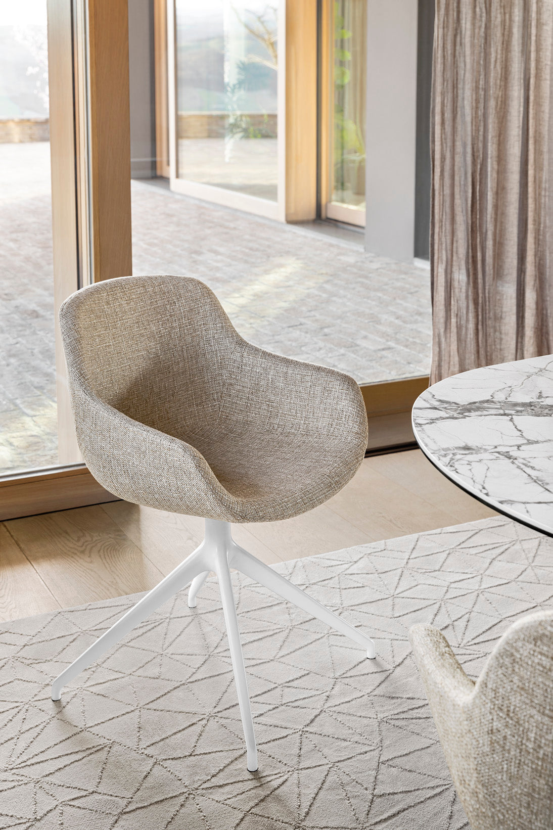 Krzesło obrotowe IGLOO tapicerowane z czarną podstawą