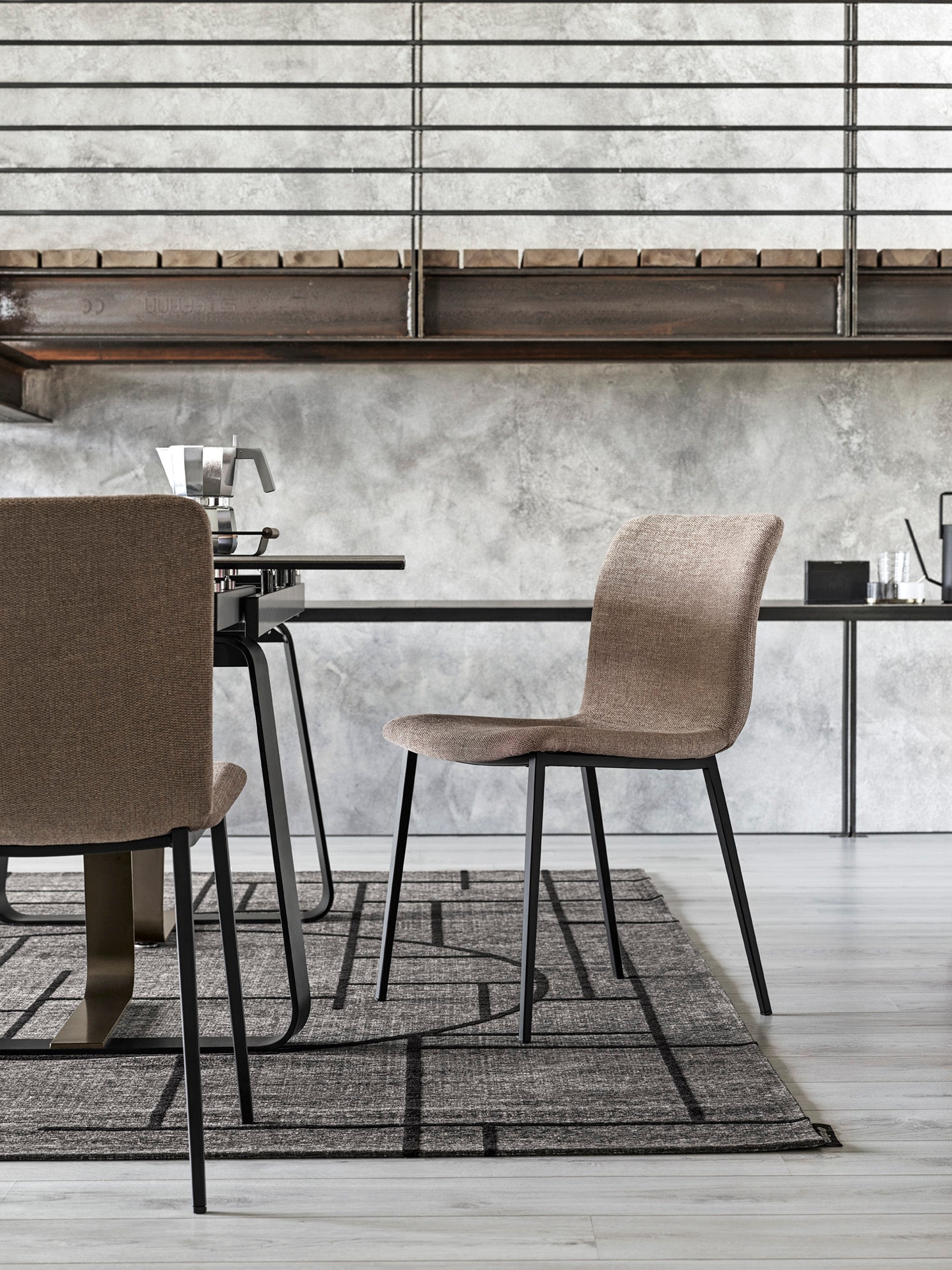 Polsterstuhl ANNIE mit schwarzem Metallgestell