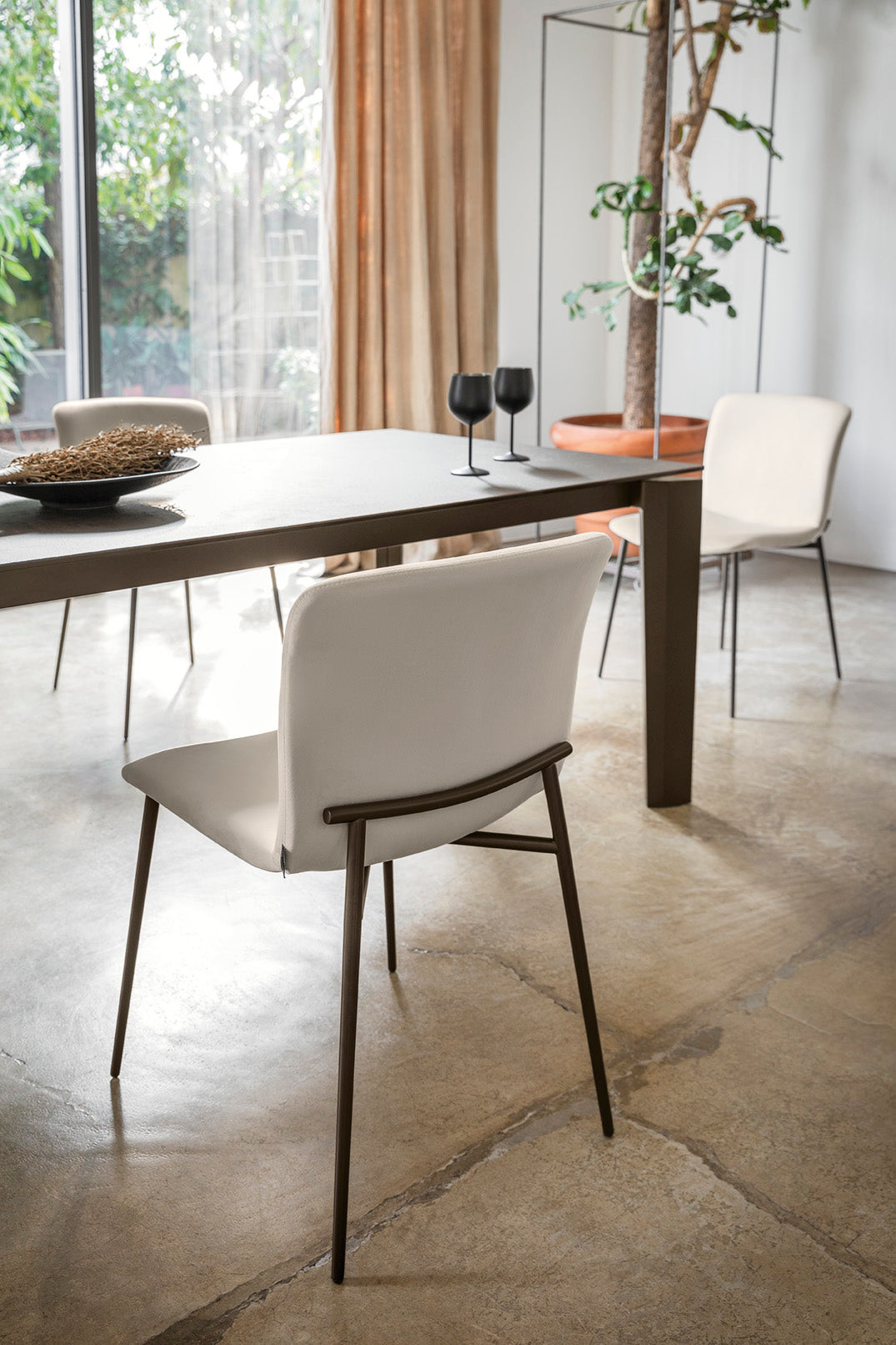 Krzesło LOVE tapicerowane z czarną podstawą