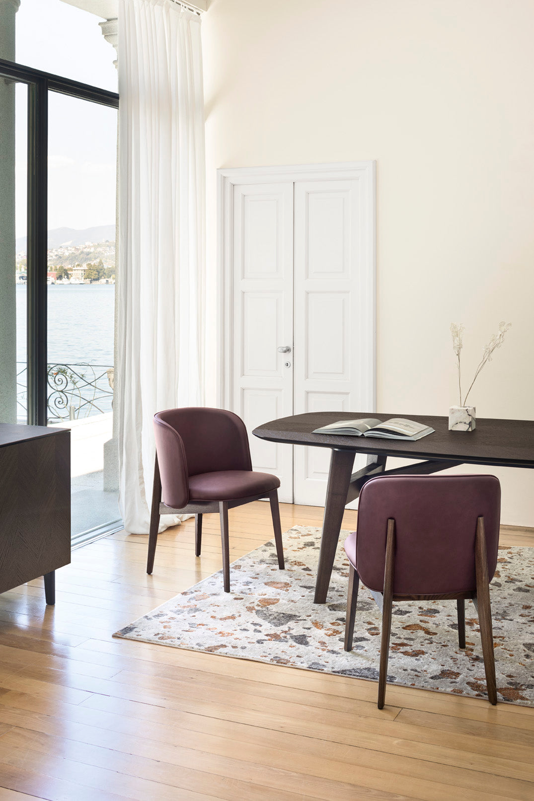 Sessel mit Armlehnen ABREY gepolstert mit schwarzem Holzgestell