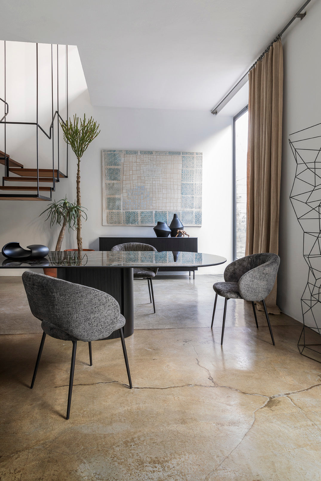 Krzesło ANIME tapicerowane z czarną metalową podstawą