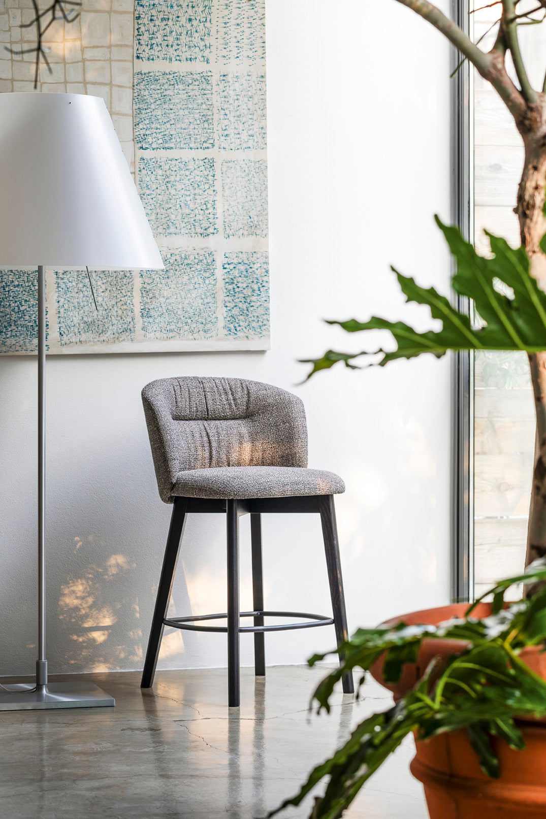 Krzesło barowe SWEEL tapicerowane z czarną drewnianą podstawą