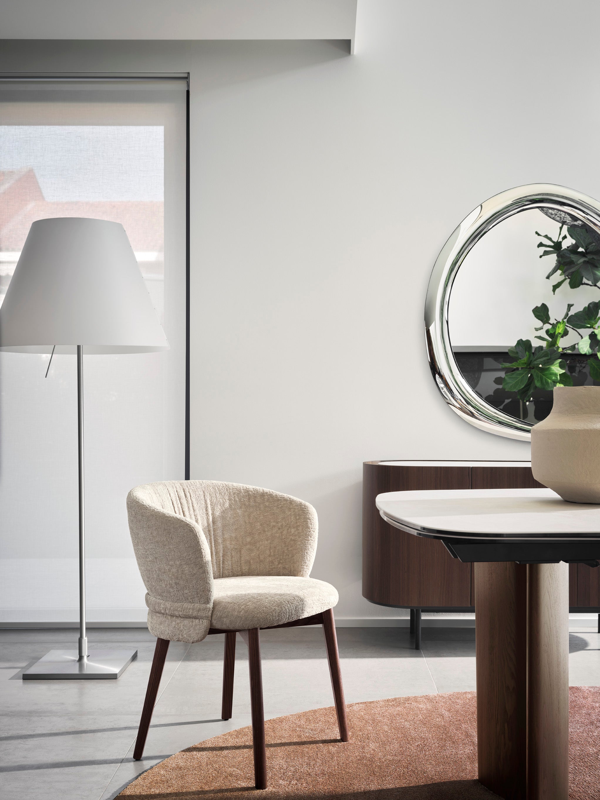 Krzesło VANILLA tapicerowane z orzechową podstawą