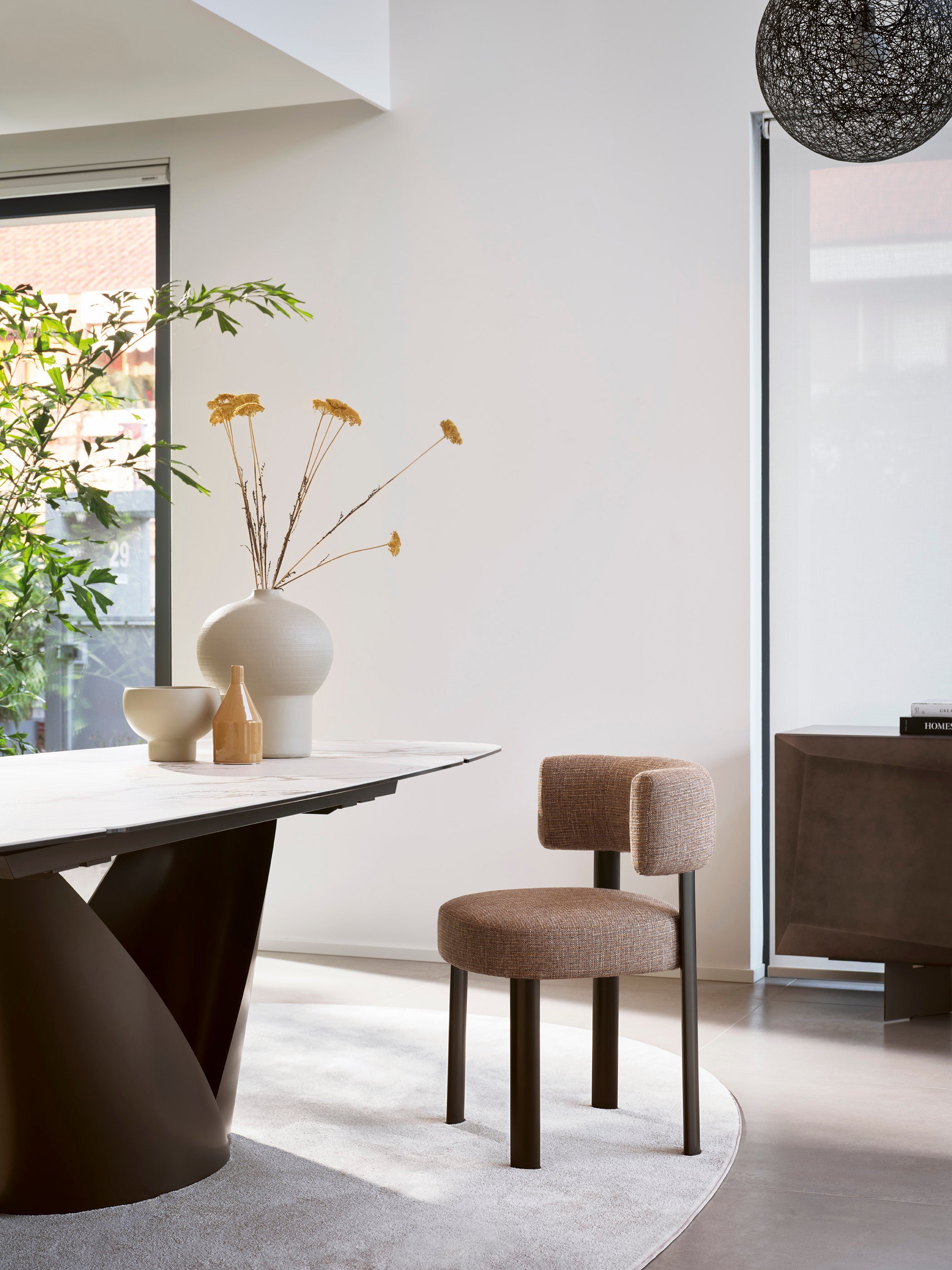 Krzesło GLEN tapicerowane z beżową podstawą