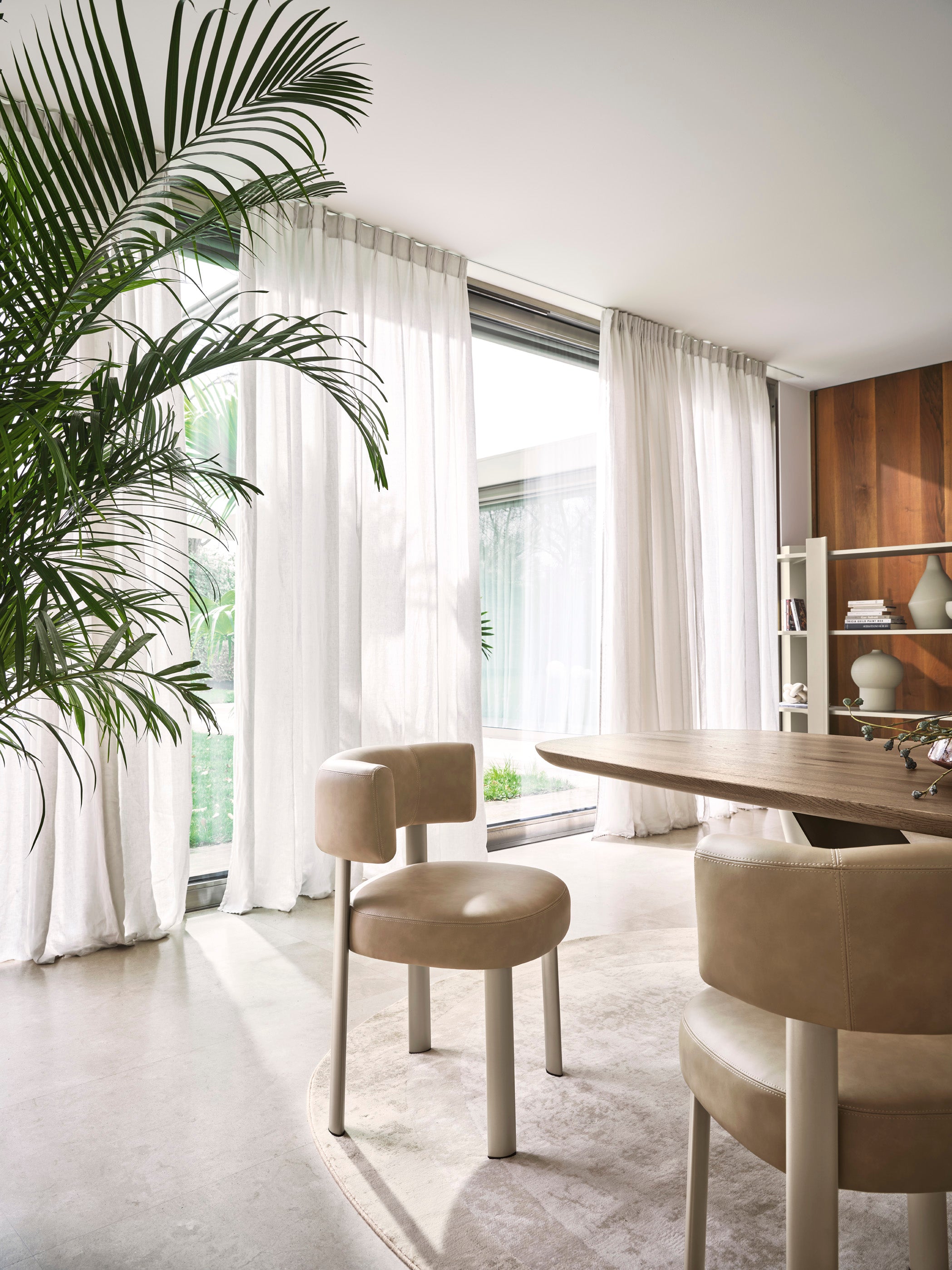 Krzesło GLEN tapicerowane z beżową podstawą