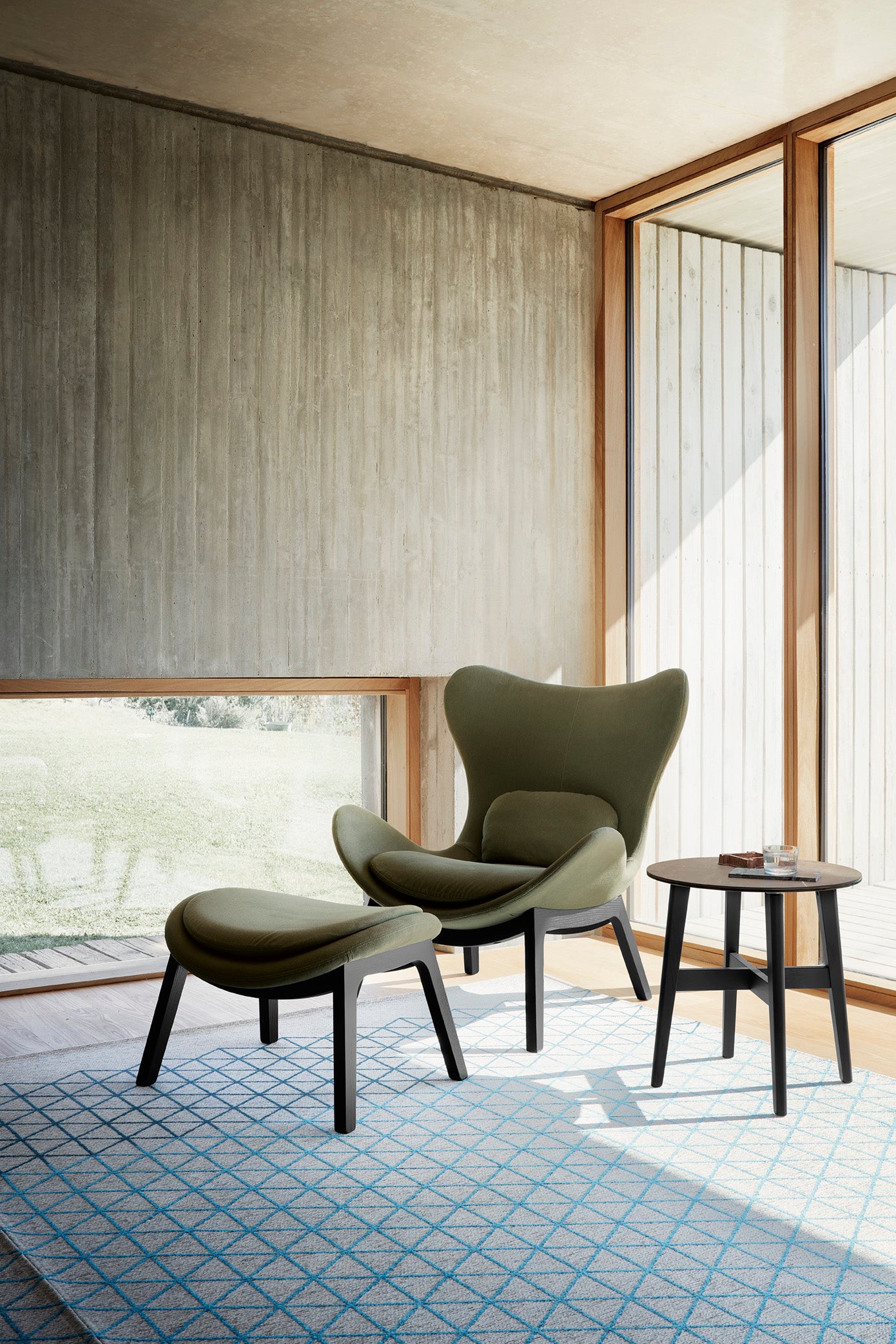 Fotel LAZY tapicerowany z czarną drewnianą podstawą