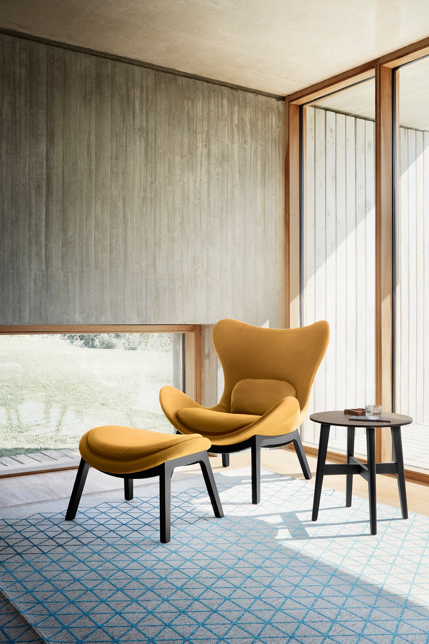 Sessel LAZY gepolstert mit dunklem Holzgestell