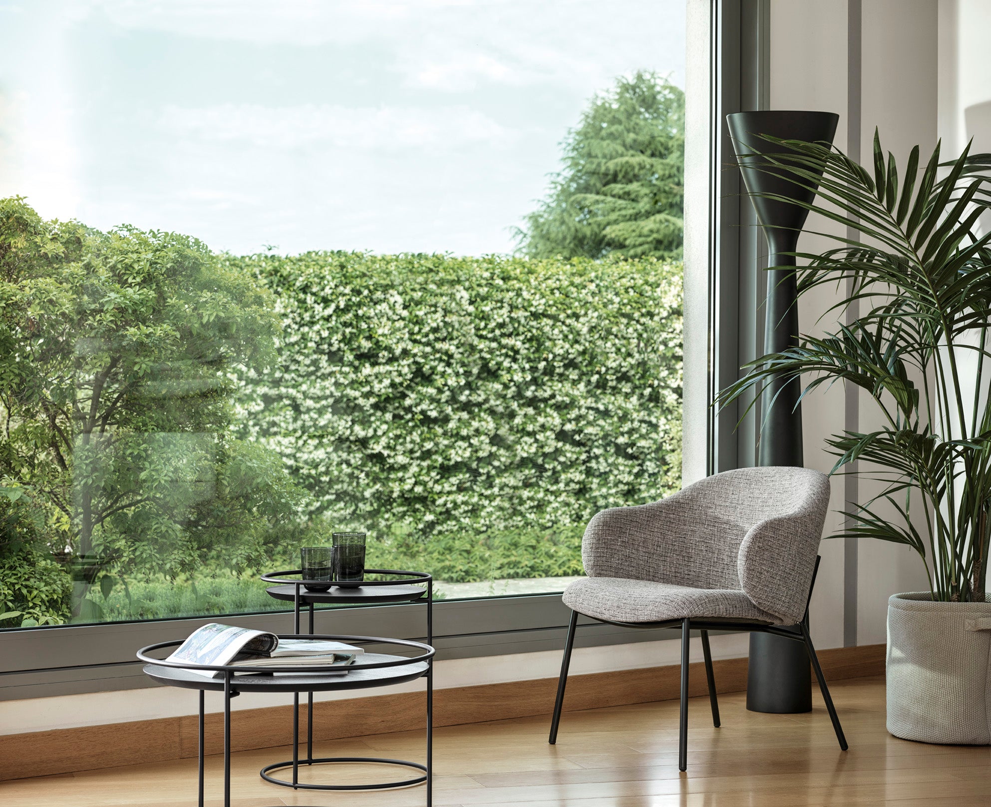 Sessel HOLLY gepolstert mit schwarzem Gestell