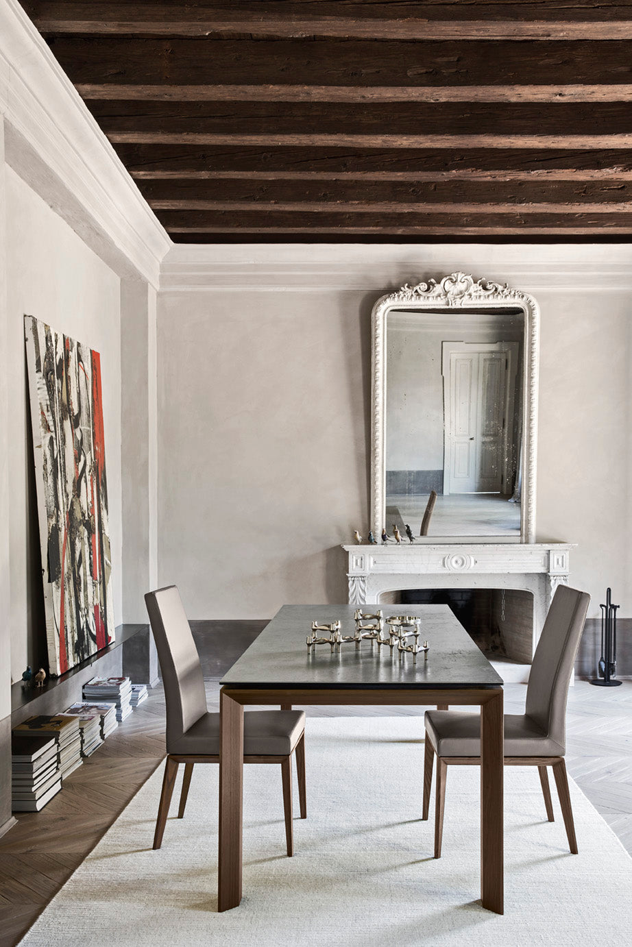 Krzesło BESS tapicerowane z orzechową podstawą