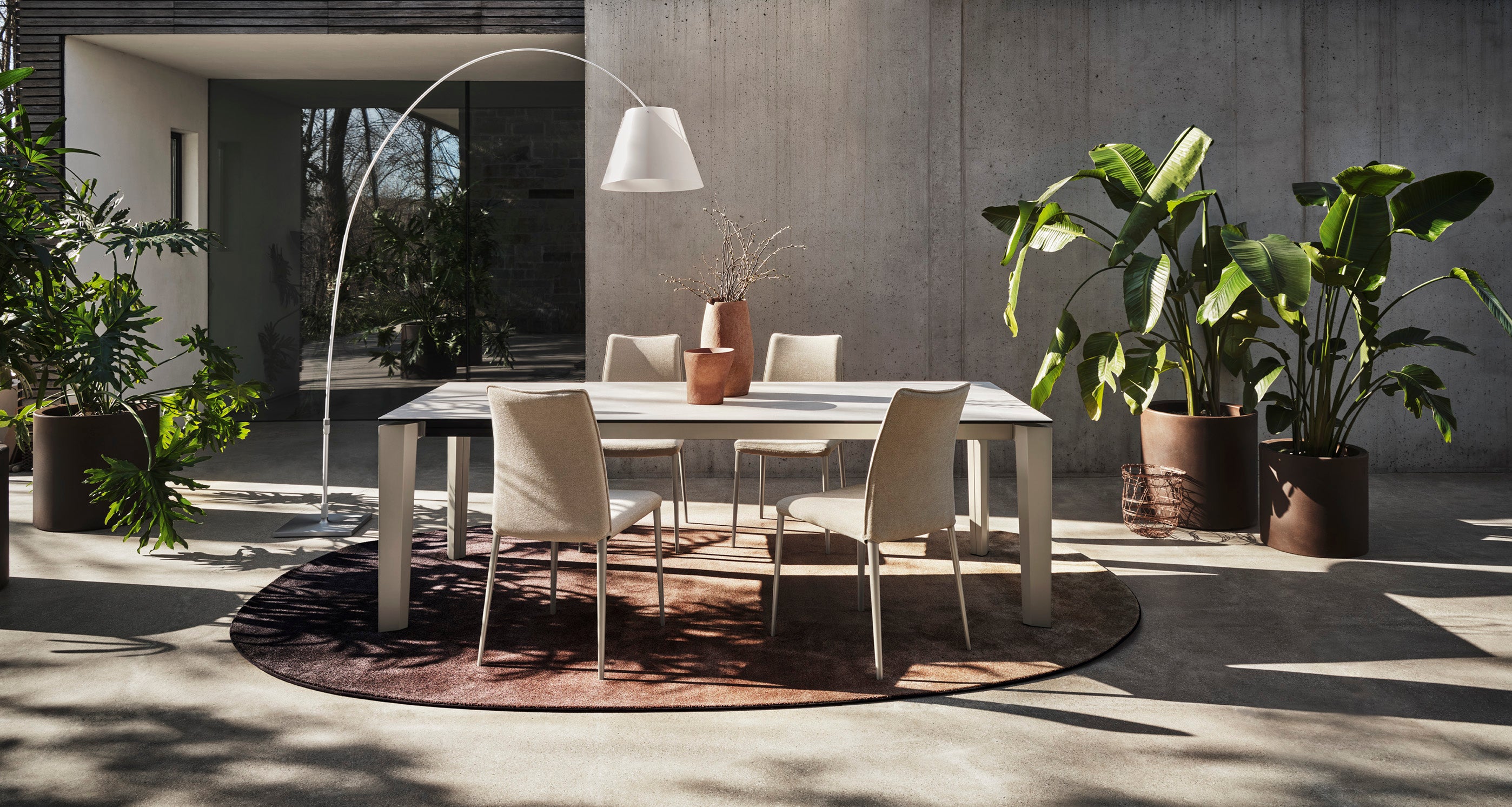 Ausziehbarer Tisch DELTA mit grauer Platte und schwarzem Gestell