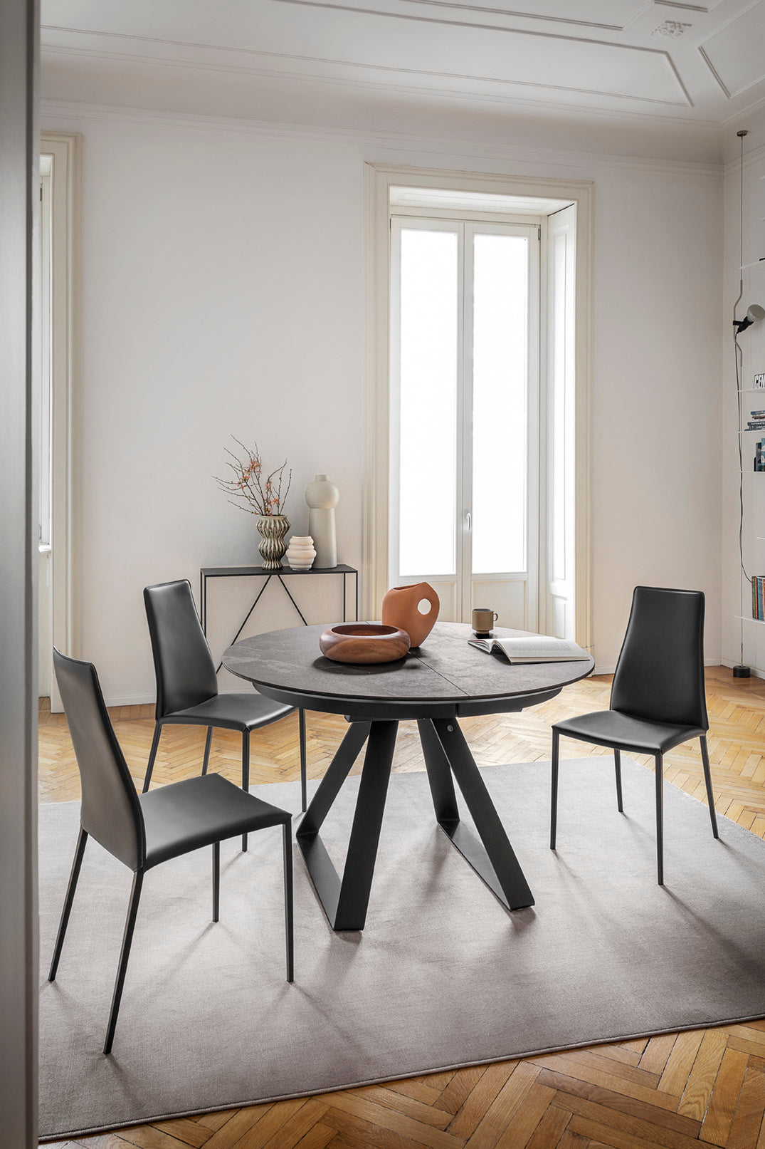 Round extendable table ATLANTE gray top with black base