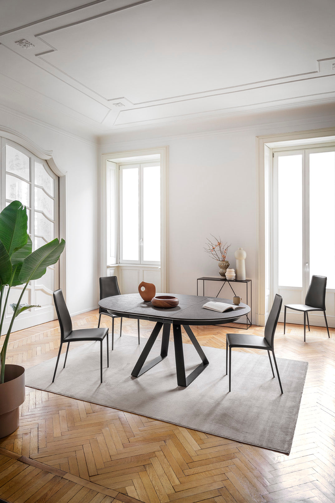 Krzesło AIDA tapicerowane z szarą podstawą