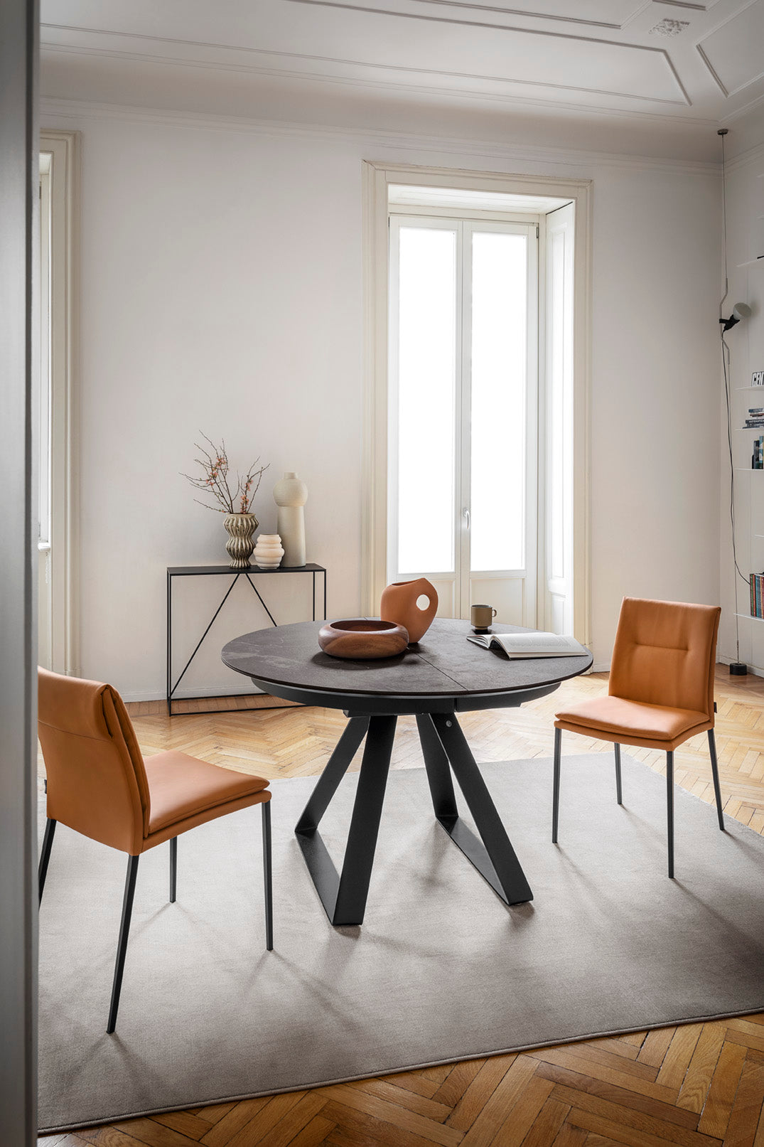 Sessel CARMEN LARGE gepolstert mit braunem Gestell