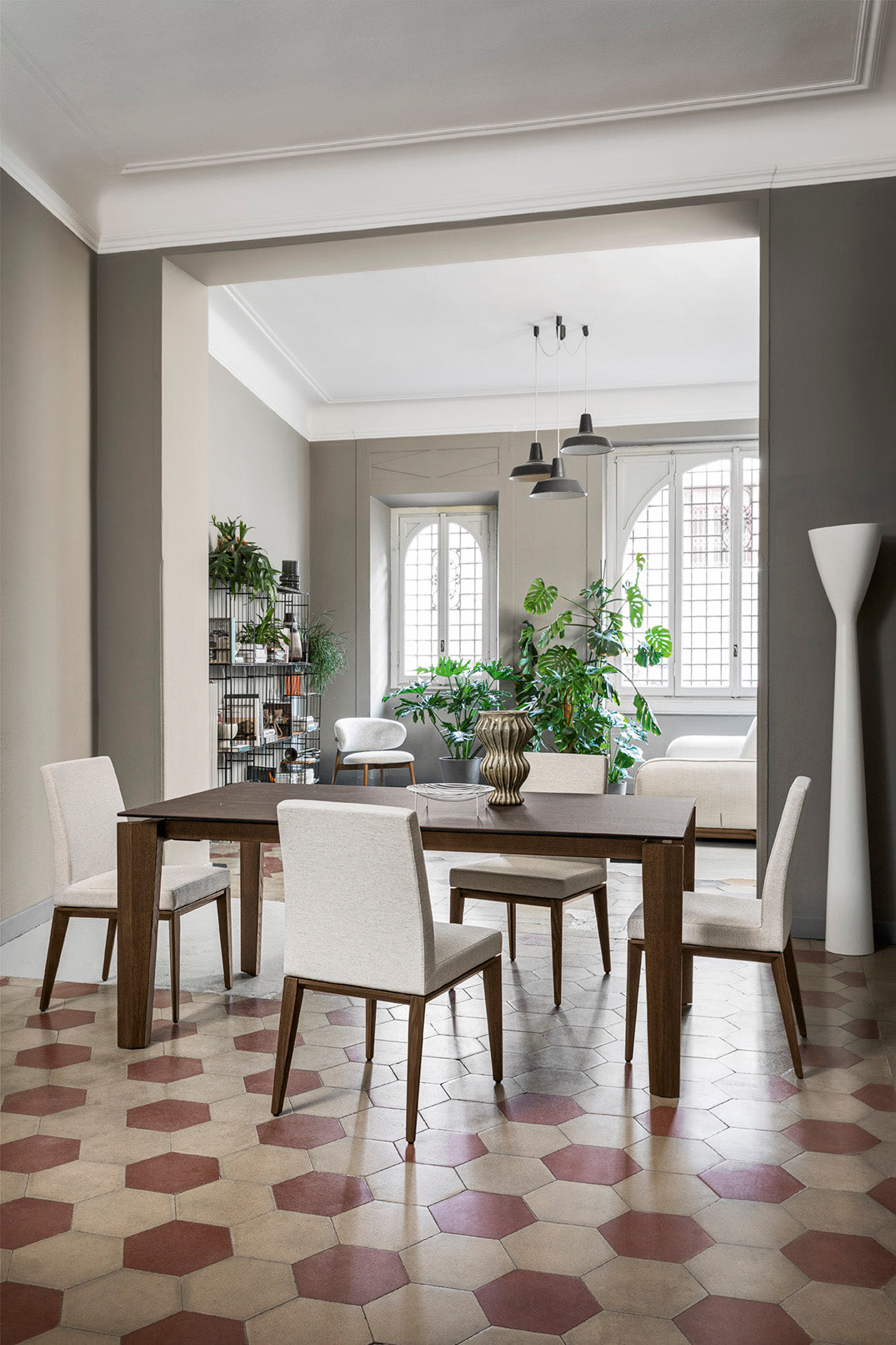 Krzesło BESS LOW tapicerowane z orzechową podstawą