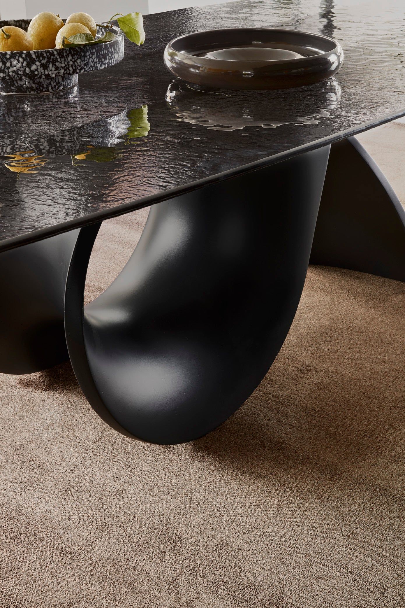 Stół SEASHELL czarny blat z grafitową podstawą