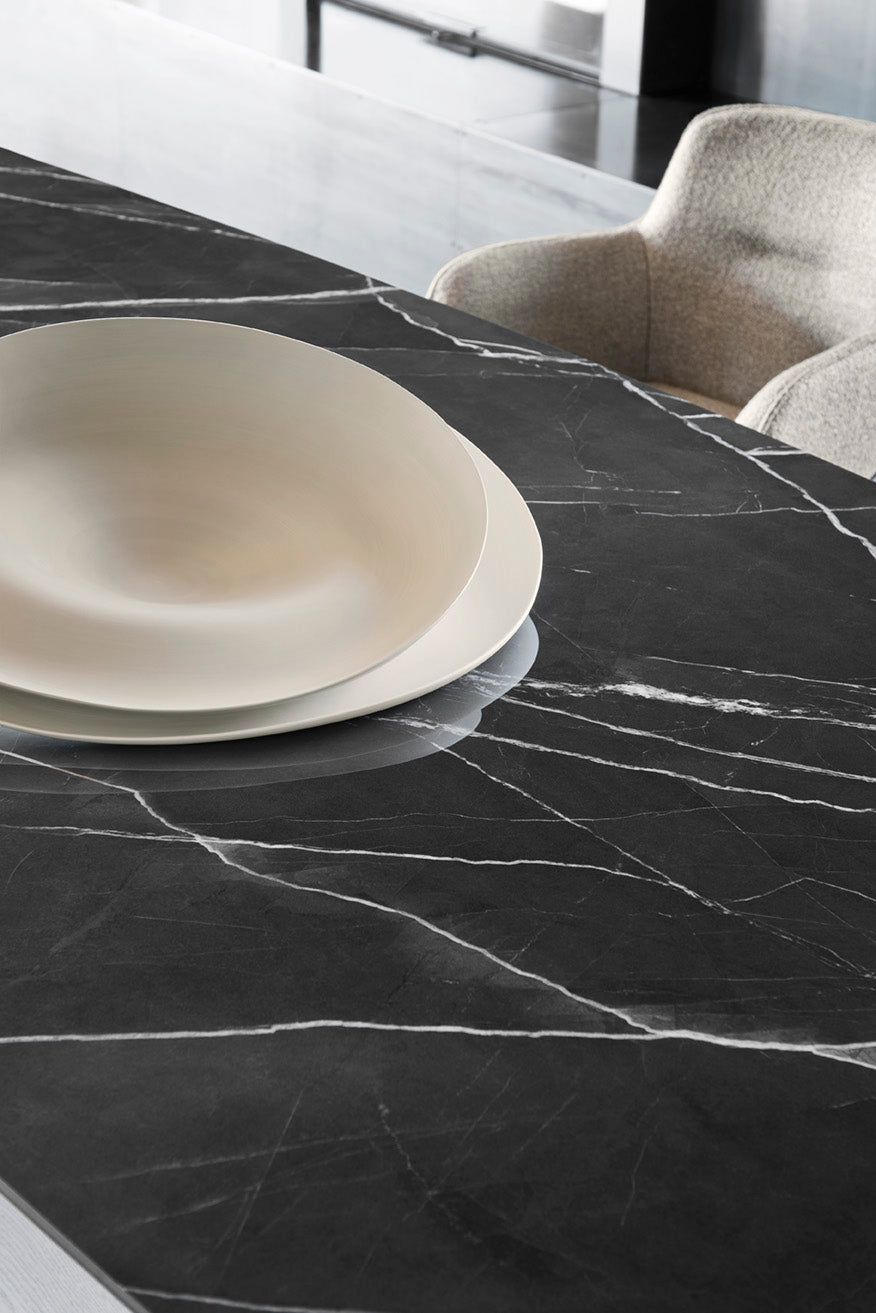 Tisch BREEZE mit schwarzer Platte und schwarzem Gestell