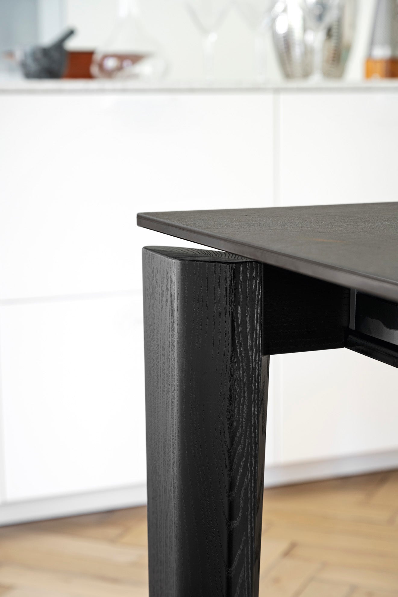 Expandable Table DOGMA with Black Top and Black Base