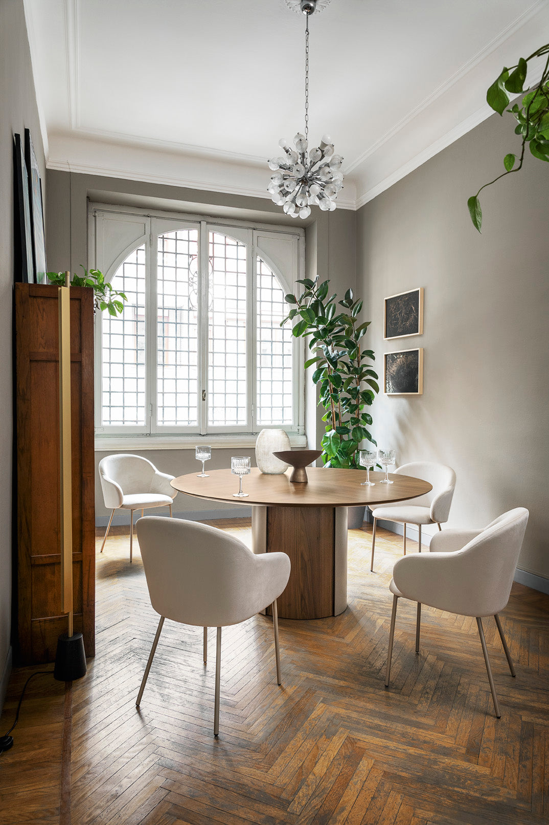 Runder Tisch YOROI aus Nussbaumholz mit cremefarbener Basis