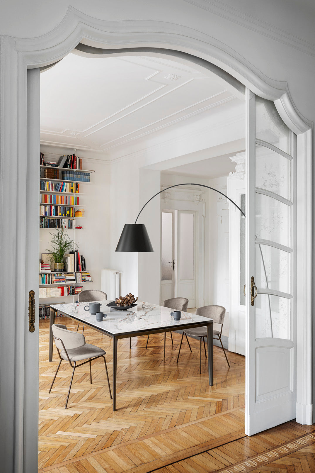 Extendable table BOMA with white top and brown base