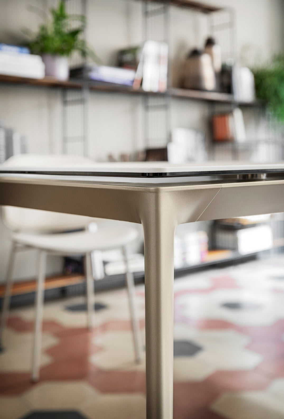 Extendable table BOMA with white top and brown base
