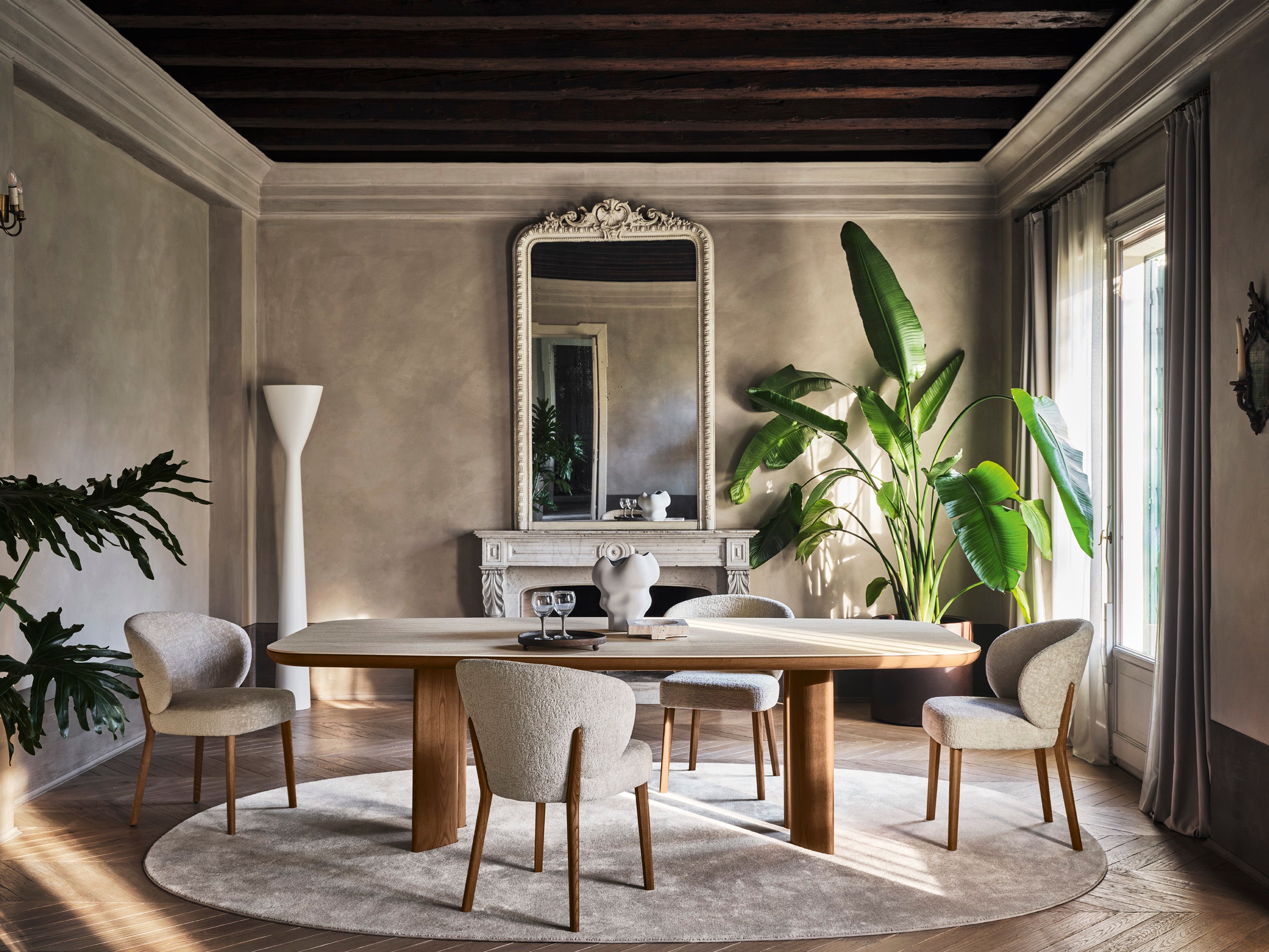 Krzesło MARA tapicerowane z orzechową podstawą