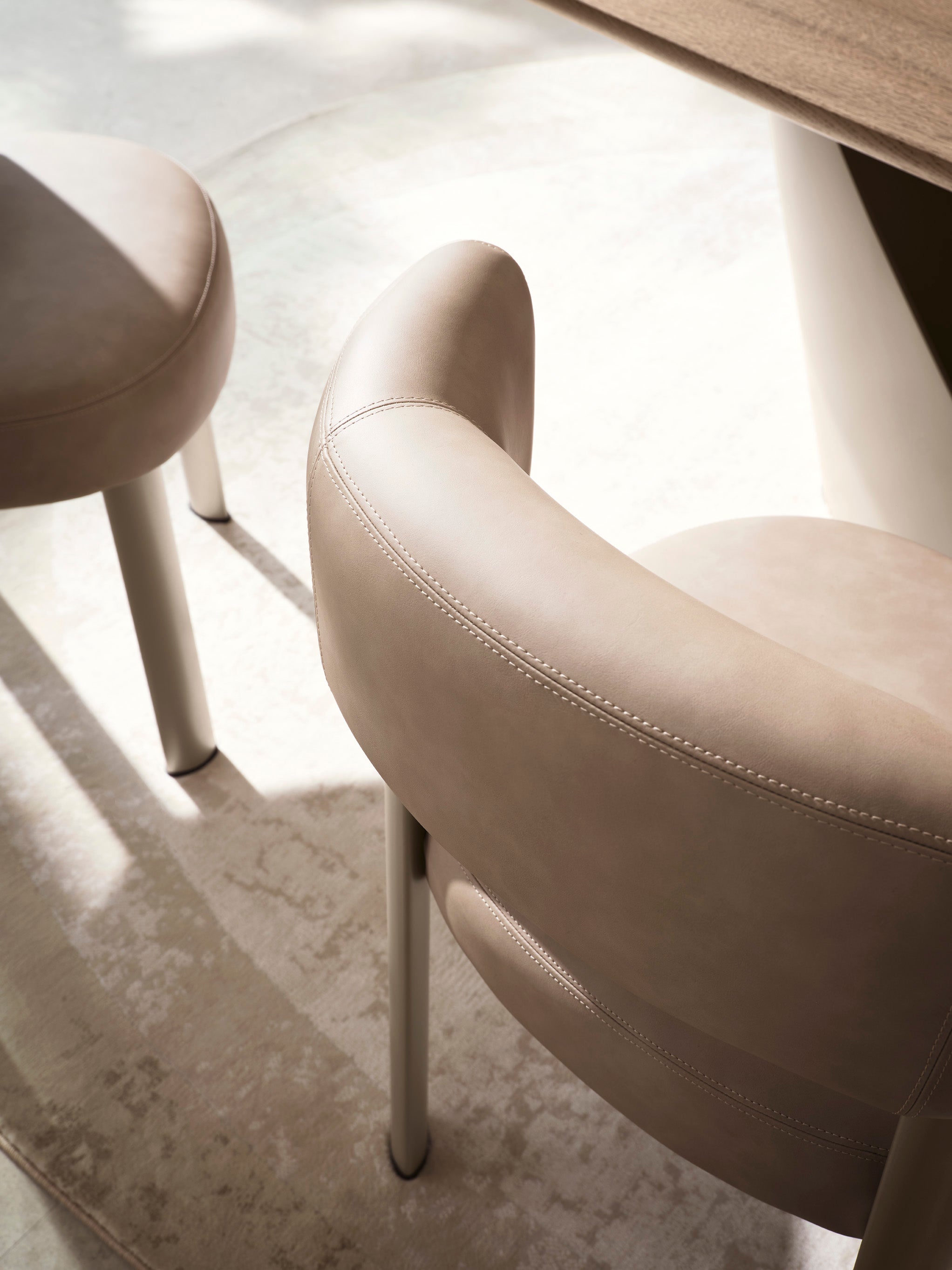 Polsterstuhl GLEN mit braunem Gestell