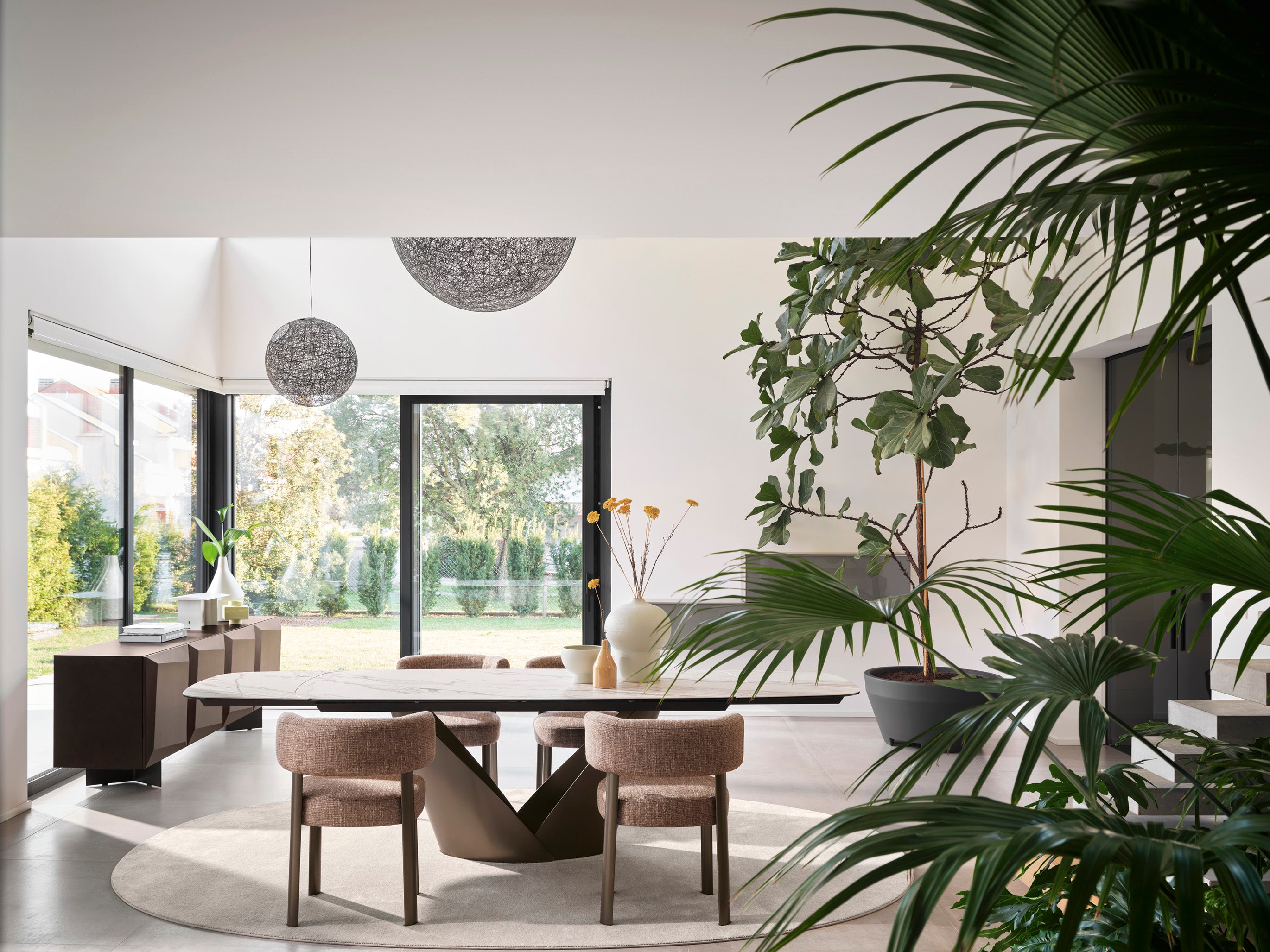 Krzesło GLEN tapicerowane z beżową podstawą