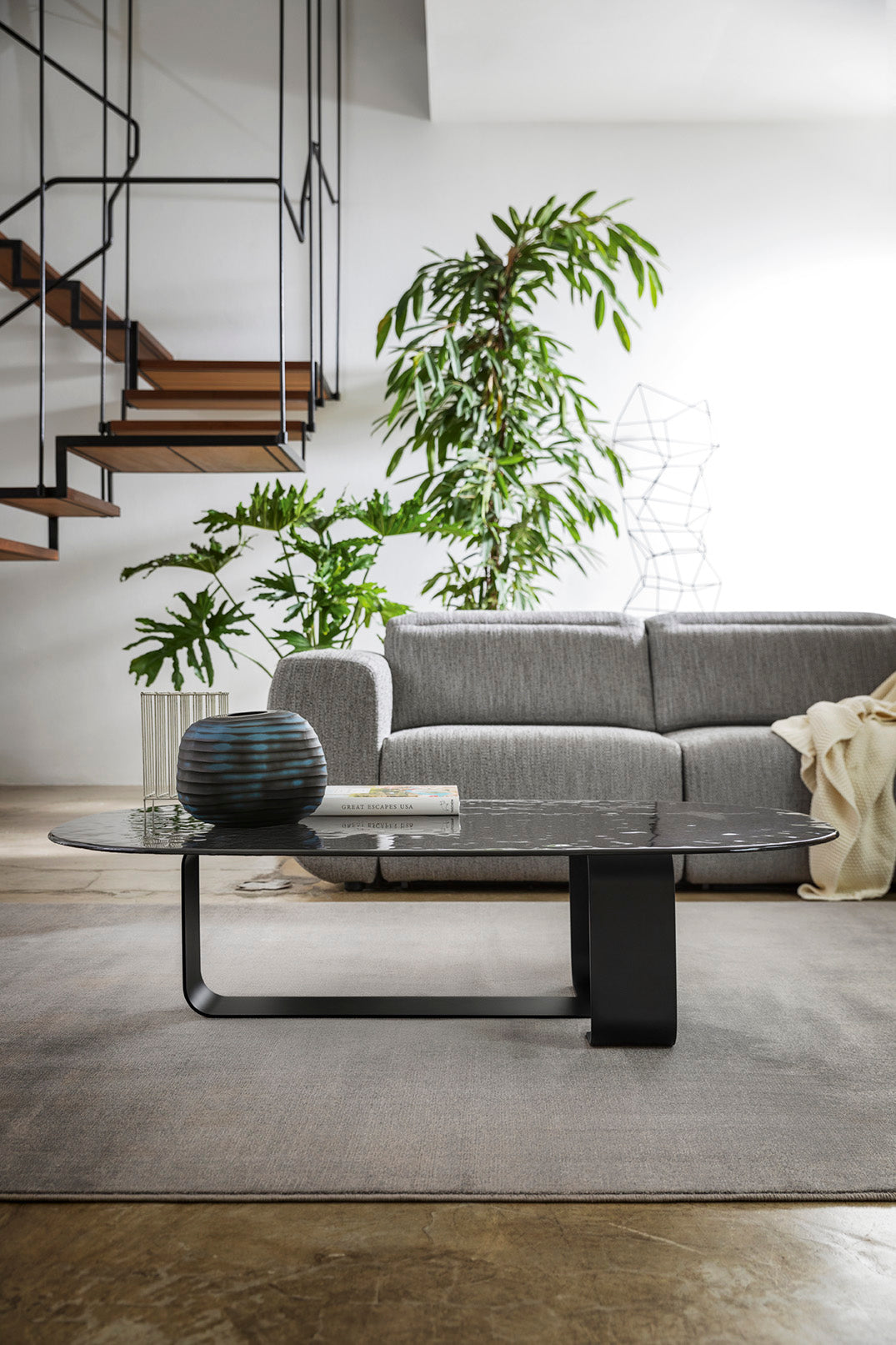 Stolik kawowy RIBBON brązowe szkło