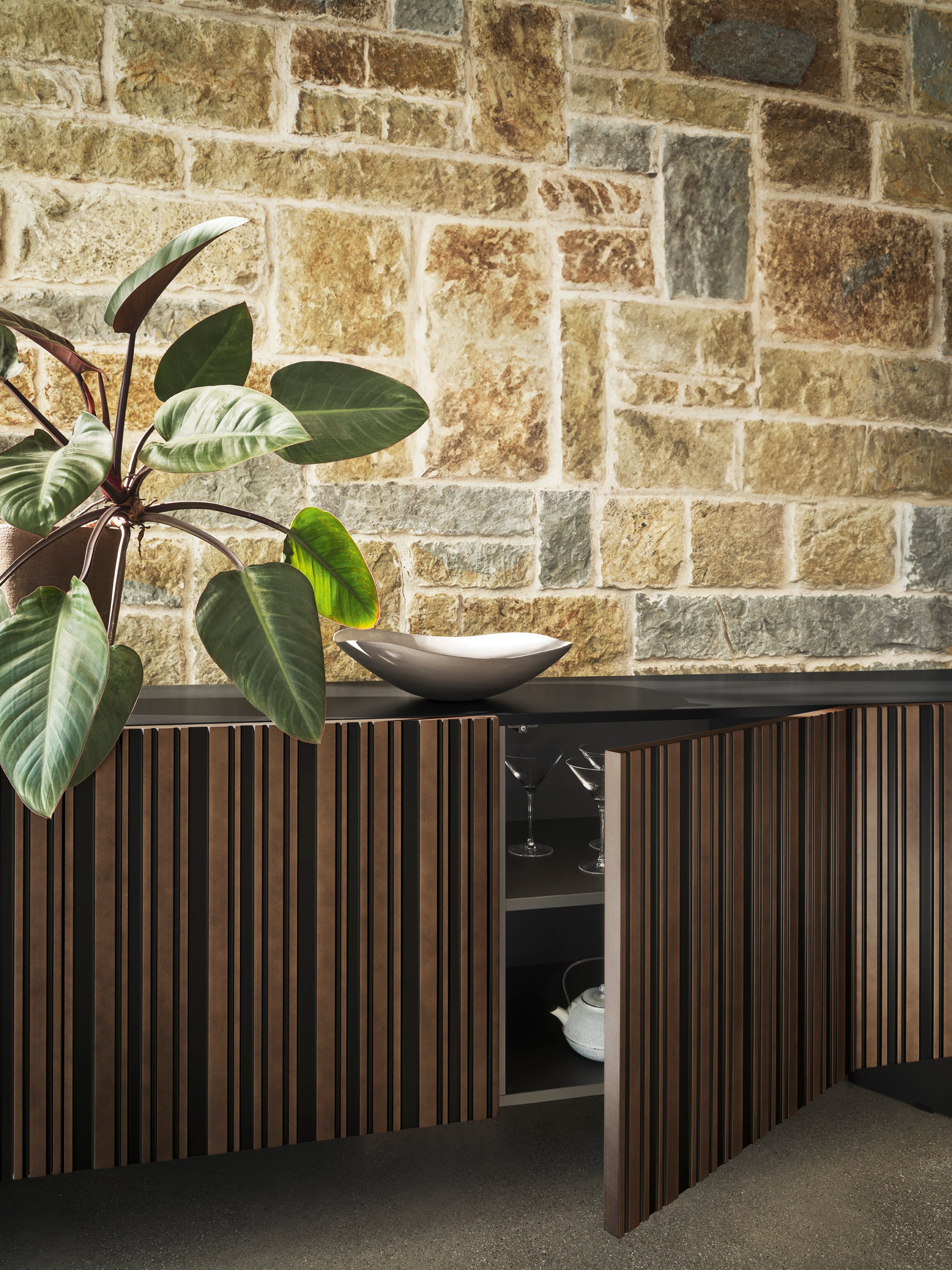 Komoda STRIPES czarny z brązowym