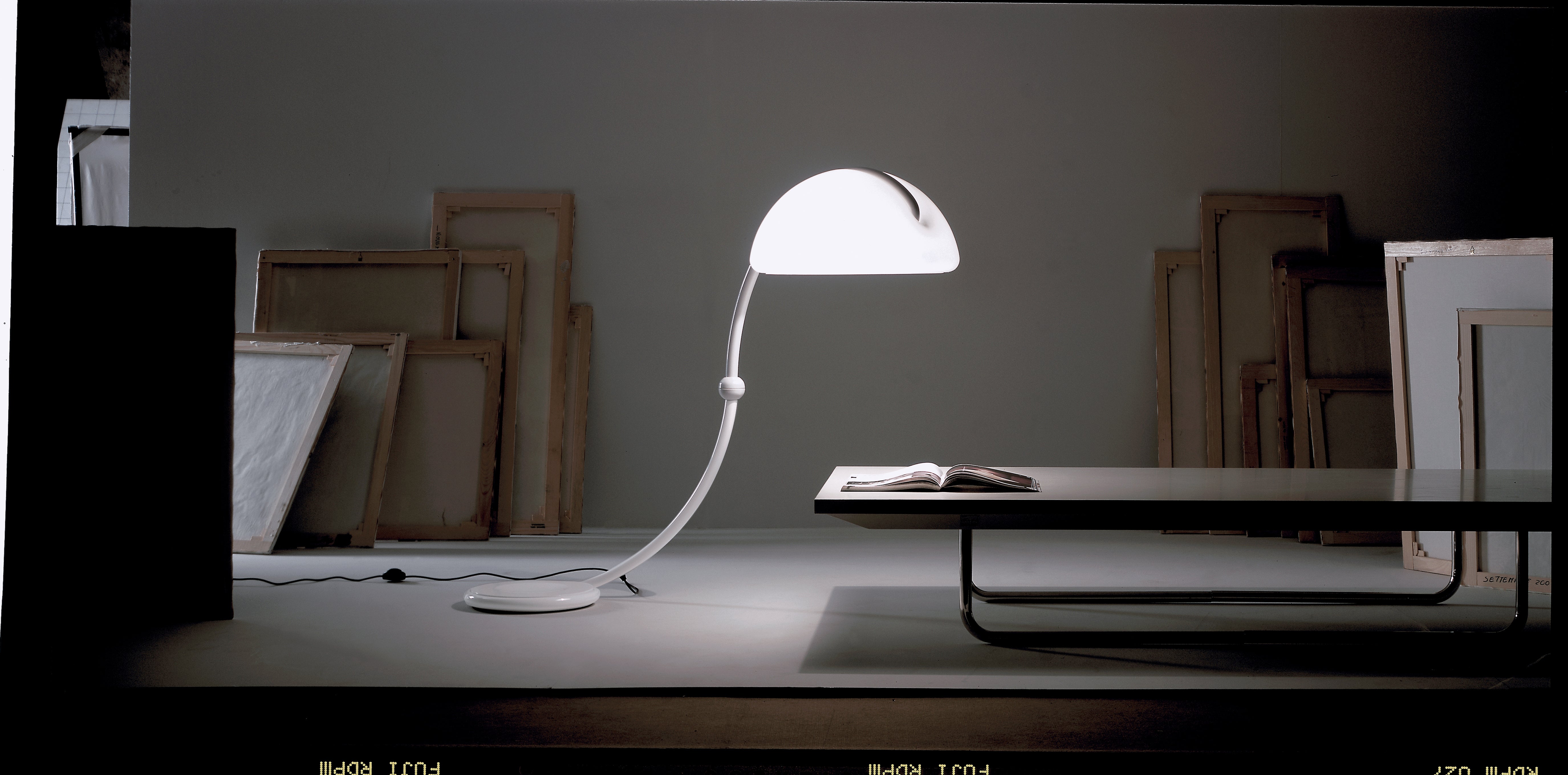 Lampa podłogowa SERPENTE opalowy klosz z białą podstawą