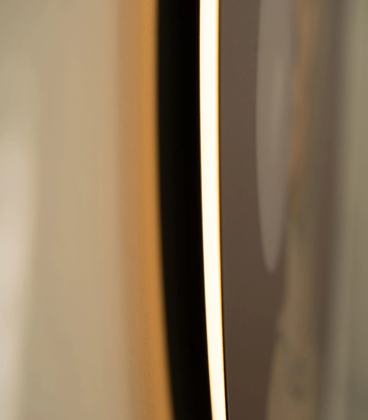 Lampa ścienna DOTS LIGHTING - WOMAN WITH BUBBLE GUM ciemny fiolet