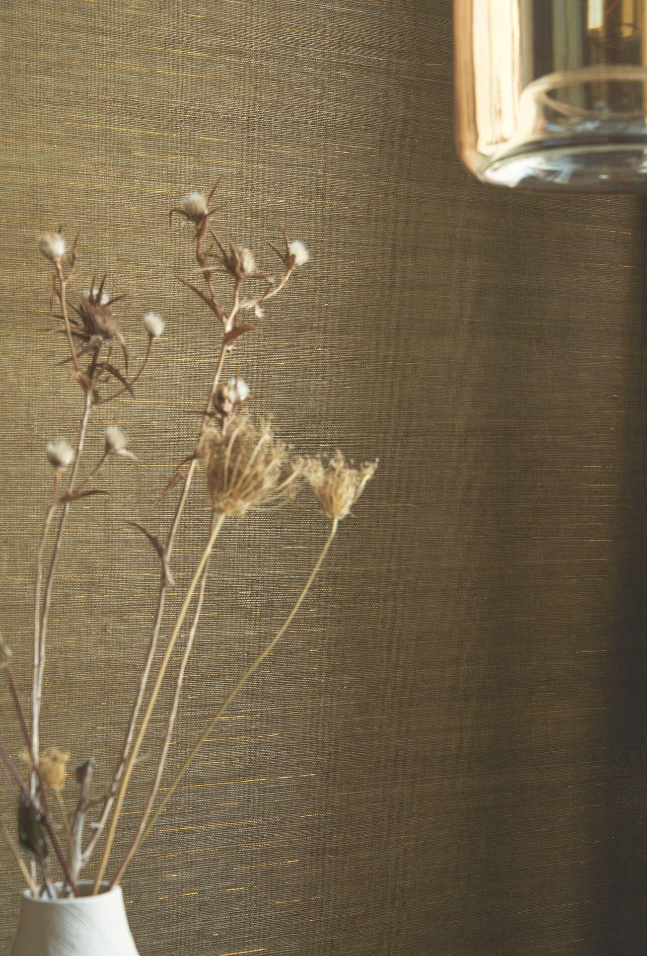 Natural structural wallpaper imitating agave leaves STRIATA - KAKI/OR khaki with brown