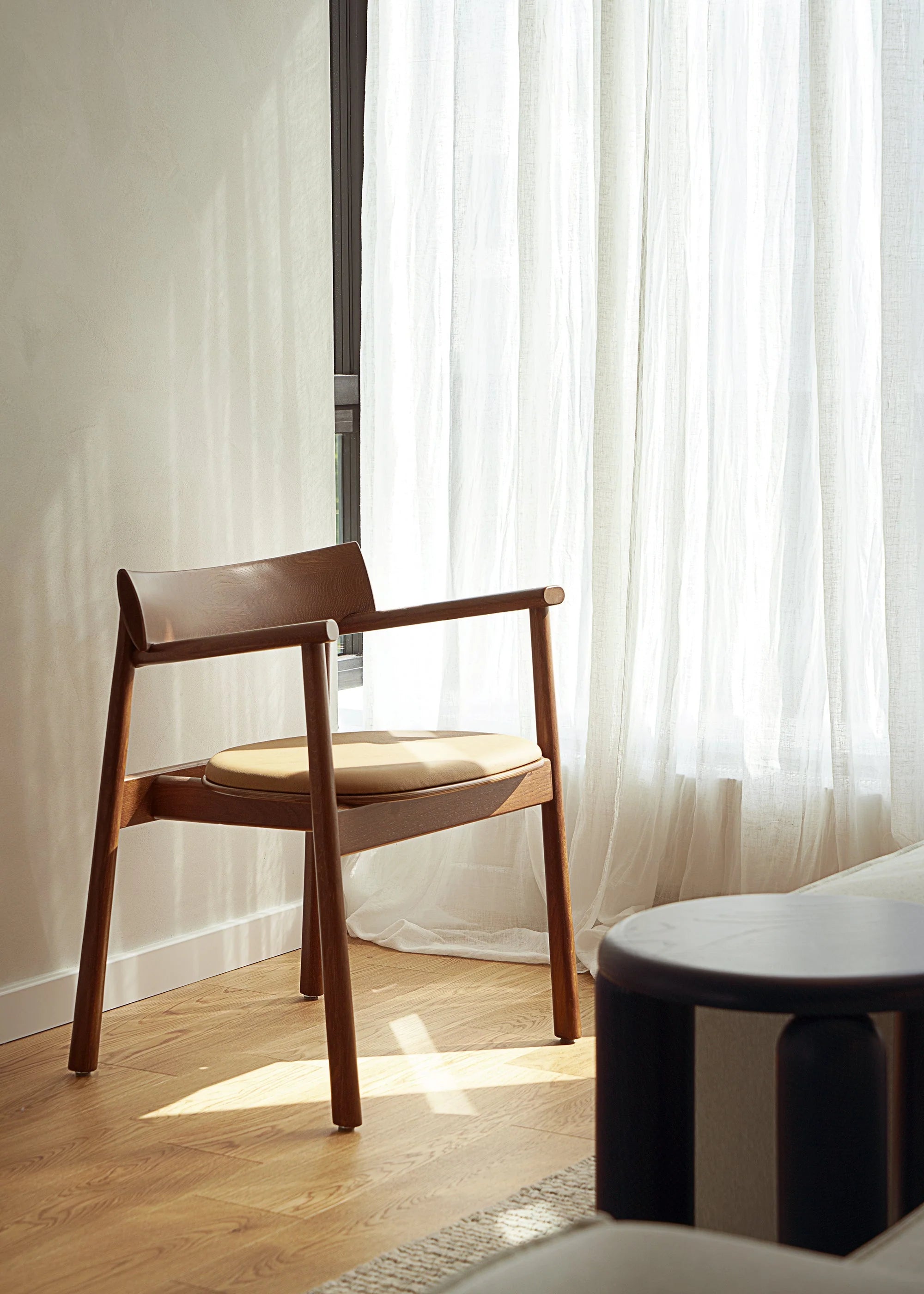 Stuhl ELIPSA SOFT dunkles Eichenholz mit braunem Leder