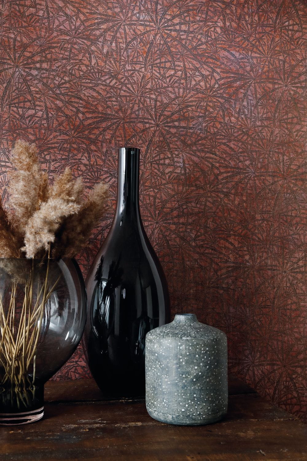 Strukturierte Tapete mit pflanzlichem Motiv von Palmenblättern PALMYRE - TERRAKOTTA