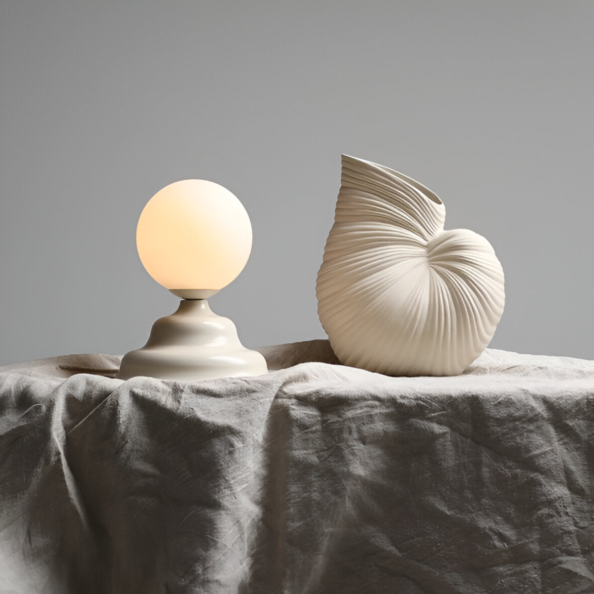 Lampa stołowa ze szklanym kloszem FALA kremowy