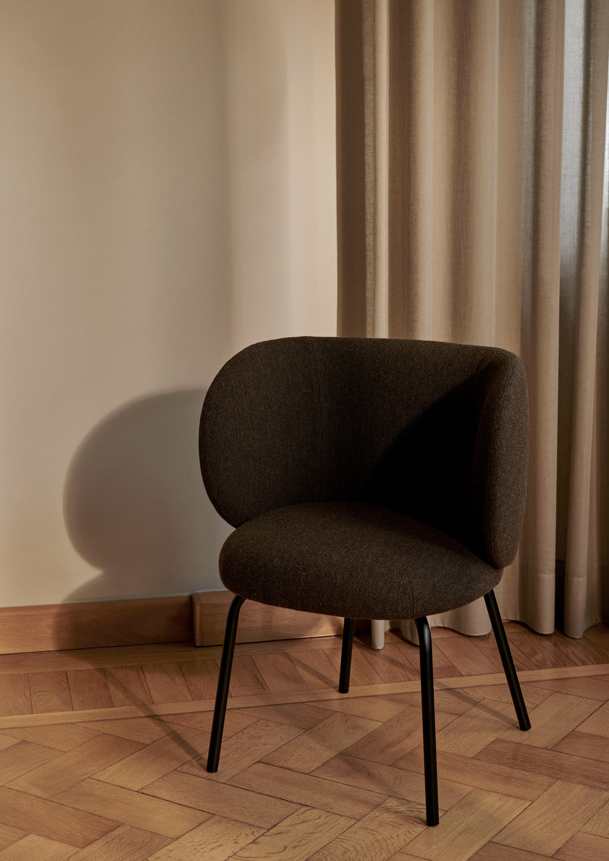 Chair with armrests Rico Hallingdal dark brown with a black base