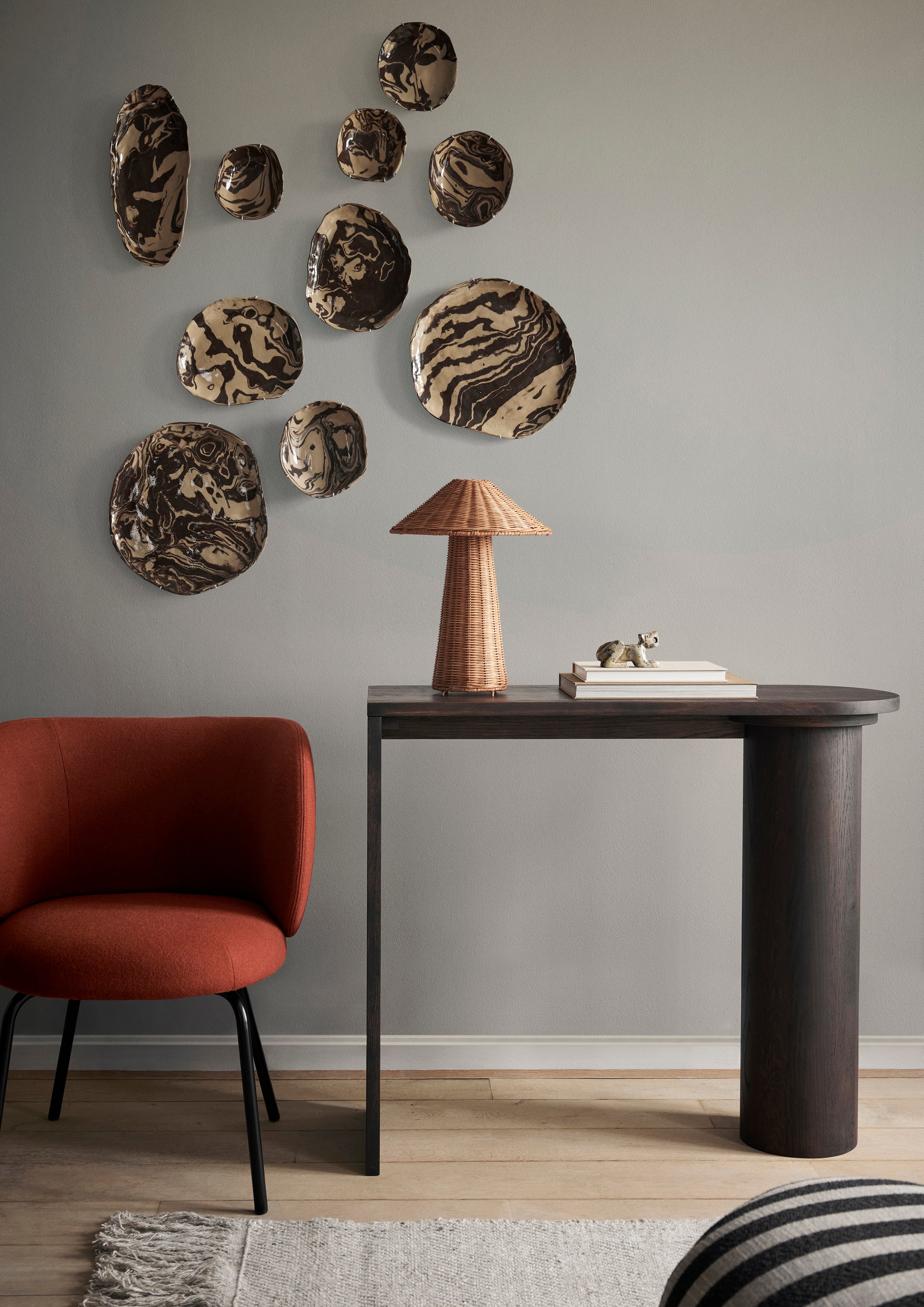 Chair with armrests Rico tonus rust brown with a black base