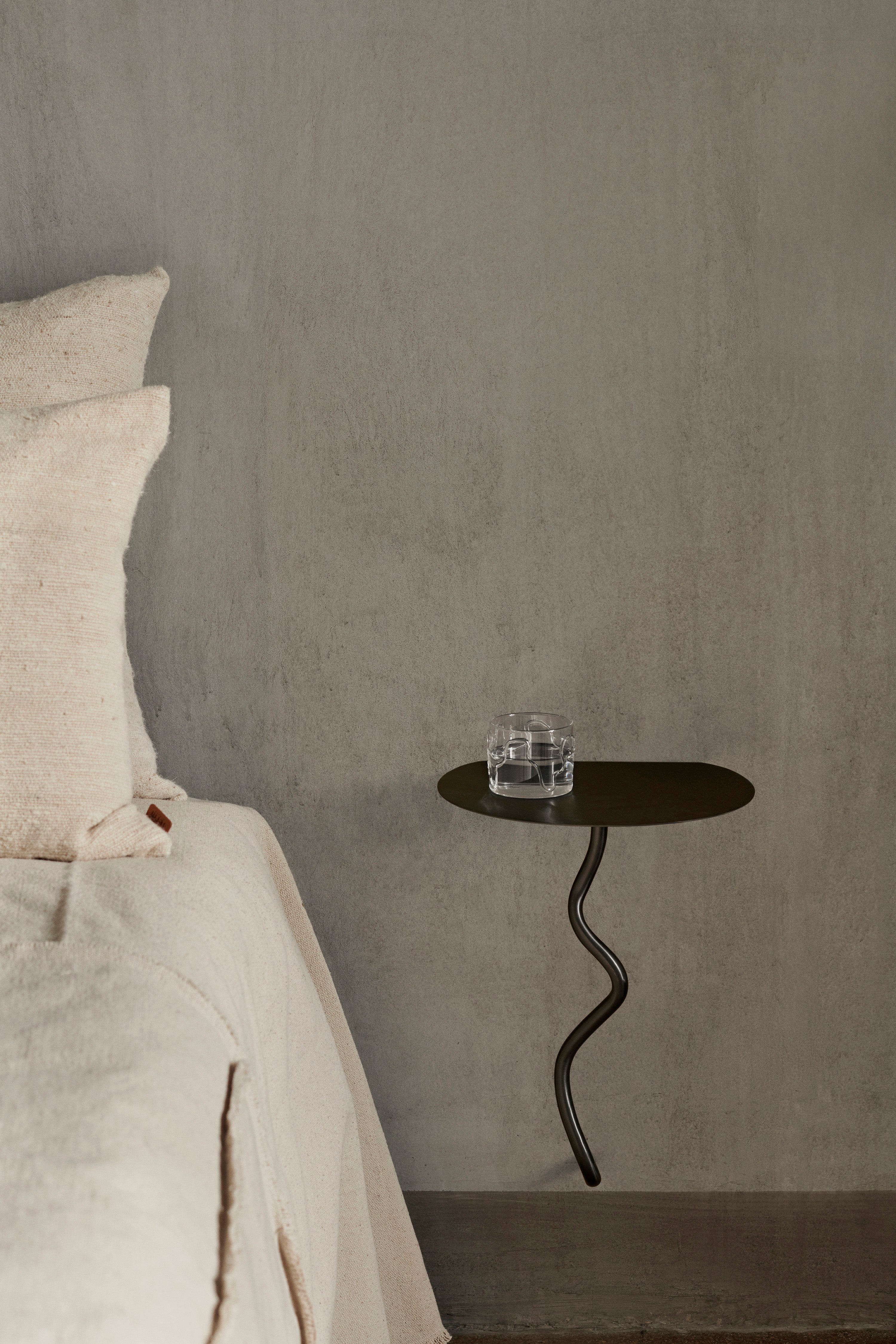 CURVATURE Wandtisch aus schwarzem Messing 