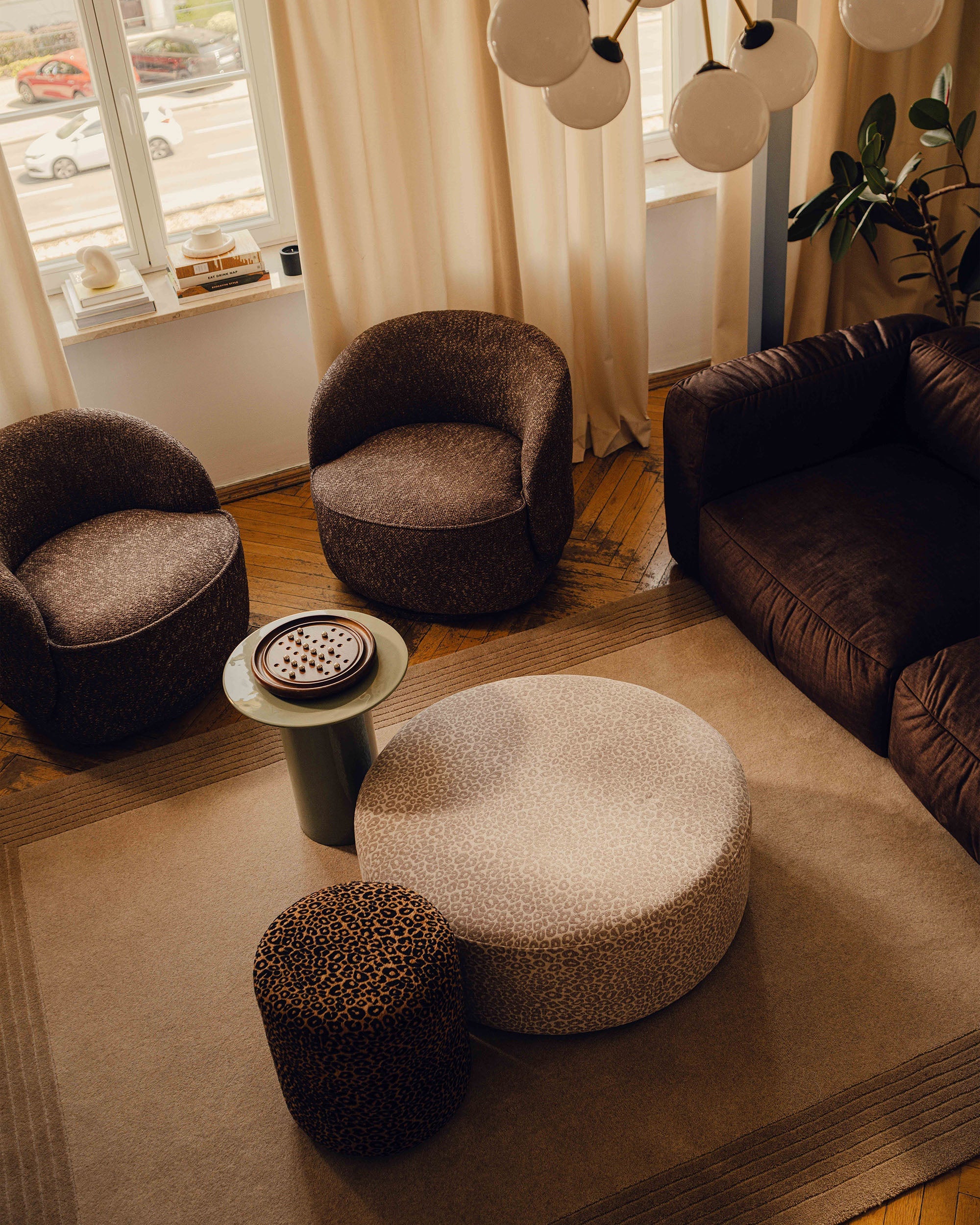 Fotel obrotowy aksamitny JONAS szary – aranżacja wnętrza